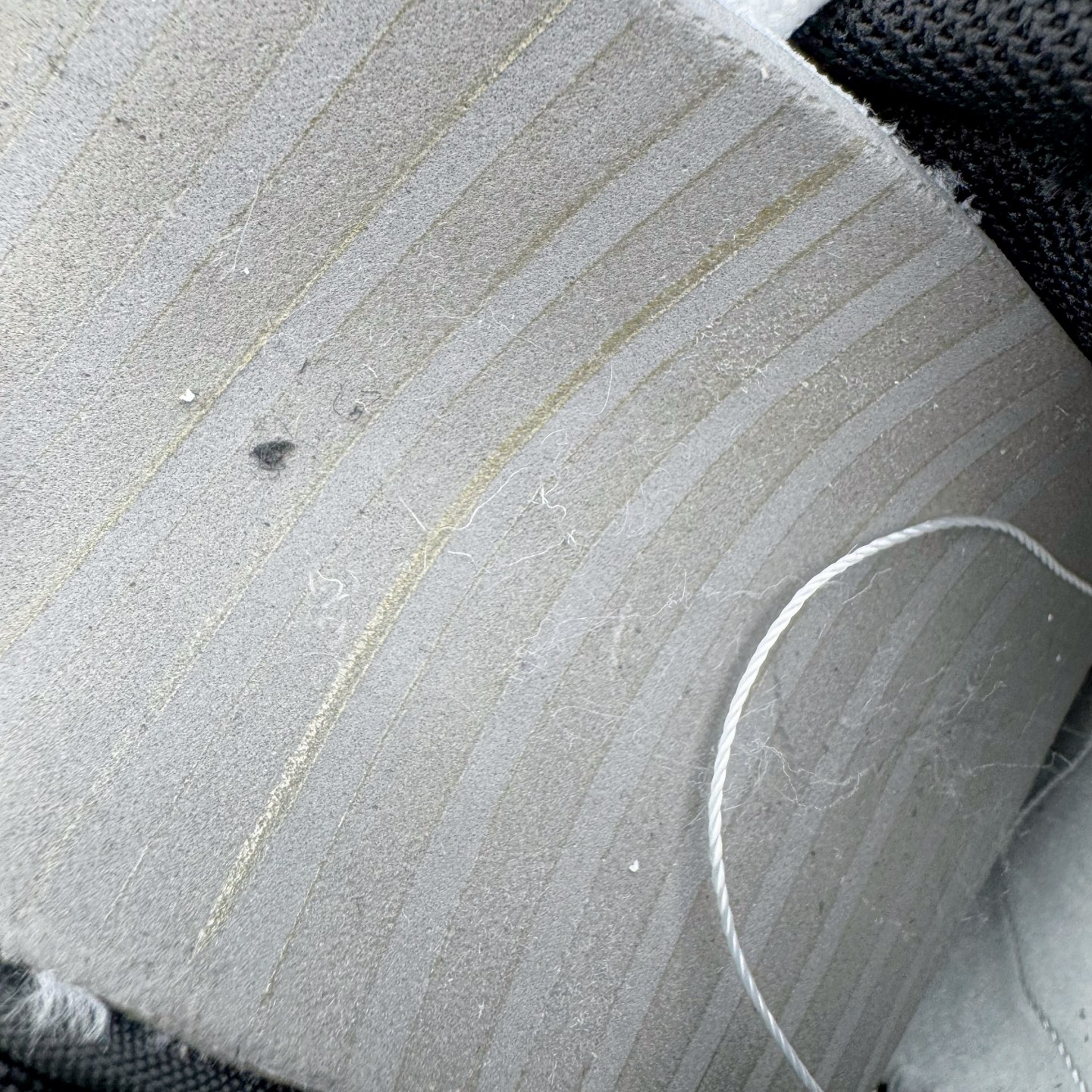 图片[11]-＃YC纯原 NK Dunk Low 银墨 DD1391-100 当世界沉溺于喧嚣的霓虹，真正的玩家在黑白之间寻找更锋利的节奏。墨色是态度的沉潜，银色Swoosh 似不羁的锋芒破界而出，做旧痕迹是时光里沉淀的反骨。这双独属于你的 Nike Dunk Low “银墨”，拒绝千篇一律的复刻，从不拥挤在已知的路上。定制系列天花板 无原鞋不开发 全系列得物原鞋一比一校对开发 配色持续更新中 终端对接 优势输出 全套原厂楦头原纸板数据档案倾力打造 原汁原味莞产 极致还原 圈内最强针车工艺 高端零售指定版 广东原厂配套原盒原标 鞋盒分三个尺码段 原厂冲刀 超高清洁度 全鞋零毛边皮料切割 采用原厂百宏鞋带以及原厂百宏织唛舌标 内标可供原厂几率过验 进口原装条纹中底布 四线拉帮白色点胶 原厂拉帮手法遵循公司 原厂电绣 极致还原 尺码：36 36.5 37.5 38 38.5 39 40 40.5 41 42 42.5 43 44 44.5 45 46-选品中心