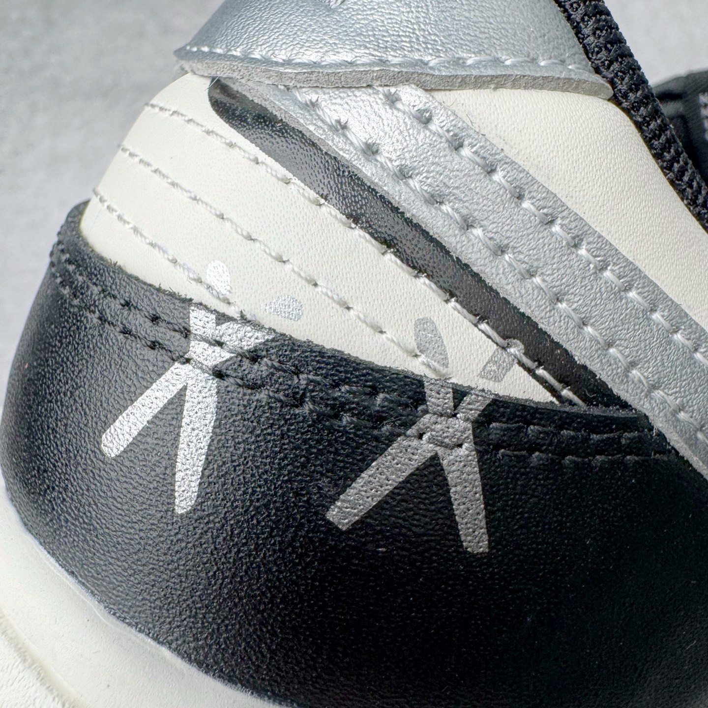 图片[16]-＃YC纯原 NK Dunk Low 银墨 DD1391-100 当世界沉溺于喧嚣的霓虹，真正的玩家在黑白之间寻找更锋利的节奏。墨色是态度的沉潜，银色Swoosh 似不羁的锋芒破界而出，做旧痕迹是时光里沉淀的反骨。这双独属于你的 Nike Dunk Low “银墨”，拒绝千篇一律的复刻，从不拥挤在已知的路上。定制系列天花板 无原鞋不开发 全系列得物原鞋一比一校对开发 配色持续更新中 终端对接 优势输出 全套原厂楦头原纸板数据档案倾力打造 原汁原味莞产 极致还原 圈内最强针车工艺 高端零售指定版 广东原厂配套原盒原标 鞋盒分三个尺码段 原厂冲刀 超高清洁度 全鞋零毛边皮料切割 采用原厂百宏鞋带以及原厂百宏织唛舌标 内标可供原厂几率过验 进口原装条纹中底布 四线拉帮白色点胶 原厂拉帮手法遵循公司 原厂电绣 极致还原 尺码：36 36.5 37.5 38 38.5 39 40 40.5 41 42 42.5 43 44 44.5 45 46-选品中心