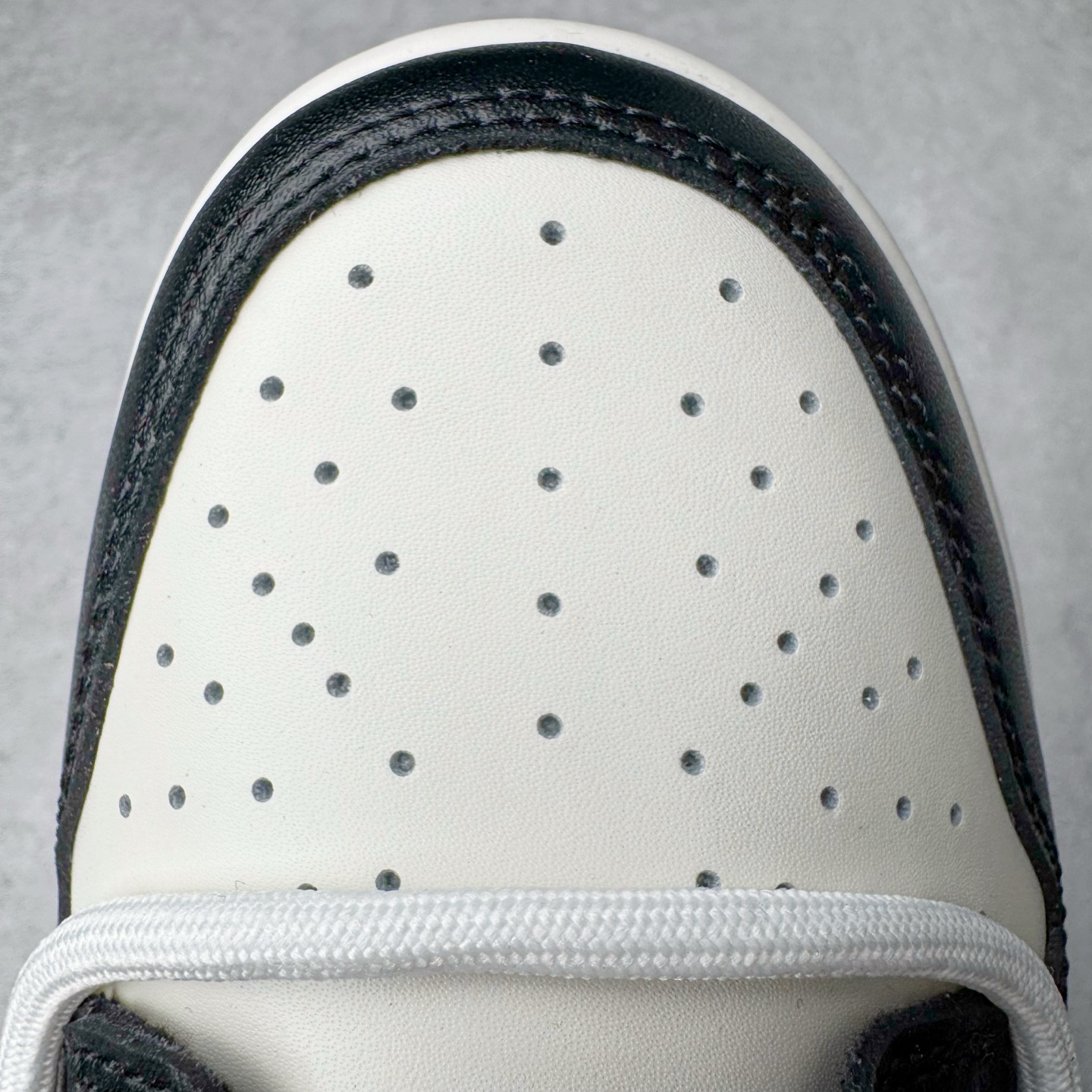 图片[14]-＃YC纯原 NK Dunk Low 银墨 DD1391-100 当世界沉溺于喧嚣的霓虹，真正的玩家在黑白之间寻找更锋利的节奏。墨色是态度的沉潜，银色Swoosh 似不羁的锋芒破界而出，做旧痕迹是时光里沉淀的反骨。这双独属于你的 Nike Dunk Low “银墨”，拒绝千篇一律的复刻，从不拥挤在已知的路上。定制系列天花板 无原鞋不开发 全系列得物原鞋一比一校对开发 配色持续更新中 终端对接 优势输出 全套原厂楦头原纸板数据档案倾力打造 原汁原味莞产 极致还原 圈内最强针车工艺 高端零售指定版 广东原厂配套原盒原标 鞋盒分三个尺码段 原厂冲刀 超高清洁度 全鞋零毛边皮料切割 采用原厂百宏鞋带以及原厂百宏织唛舌标 内标可供原厂几率过验 进口原装条纹中底布 四线拉帮白色点胶 原厂拉帮手法遵循公司 原厂电绣 极致还原 尺码：36 36.5 37.5 38 38.5 39 40 40.5 41 42 42.5 43 44 44.5 45 46-选品中心