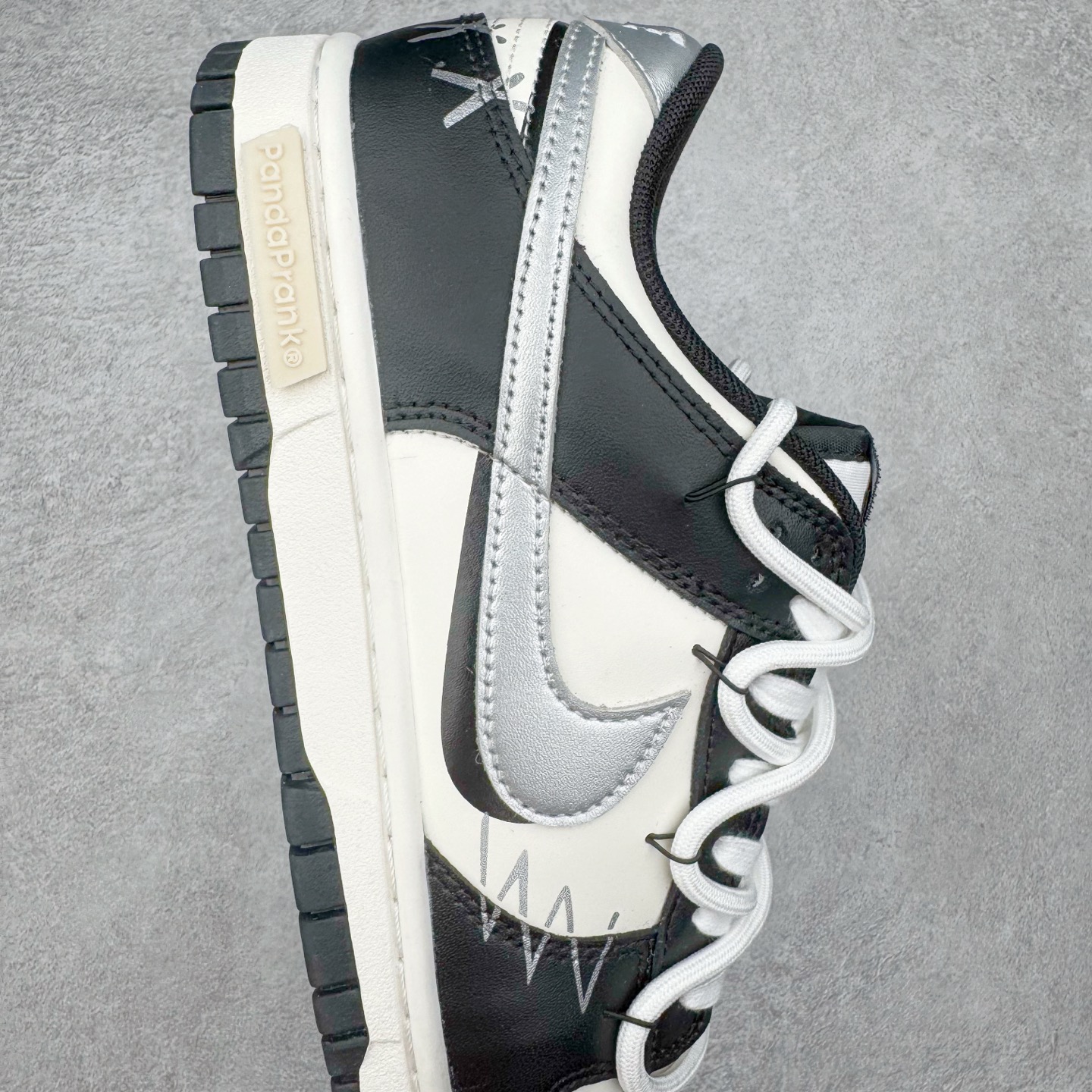 图片[6]-＃YC纯原 NK Dunk Low 银墨 DD1391-100 当世界沉溺于喧嚣的霓虹，真正的玩家在黑白之间寻找更锋利的节奏。墨色是态度的沉潜，银色Swoosh 似不羁的锋芒破界而出，做旧痕迹是时光里沉淀的反骨。这双独属于你的 Nike Dunk Low “银墨”，拒绝千篇一律的复刻，从不拥挤在已知的路上。定制系列天花板 无原鞋不开发 全系列得物原鞋一比一校对开发 配色持续更新中 终端对接 优势输出 全套原厂楦头原纸板数据档案倾力打造 原汁原味莞产 极致还原 圈内最强针车工艺 高端零售指定版 广东原厂配套原盒原标 鞋盒分三个尺码段 原厂冲刀 超高清洁度 全鞋零毛边皮料切割 采用原厂百宏鞋带以及原厂百宏织唛舌标 内标可供原厂几率过验 进口原装条纹中底布 四线拉帮白色点胶 原厂拉帮手法遵循公司 原厂电绣 极致还原 尺码：36 36.5 37.5 38 38.5 39 40 40.5 41 42 42.5 43 44 44.5 45 46-选品中心