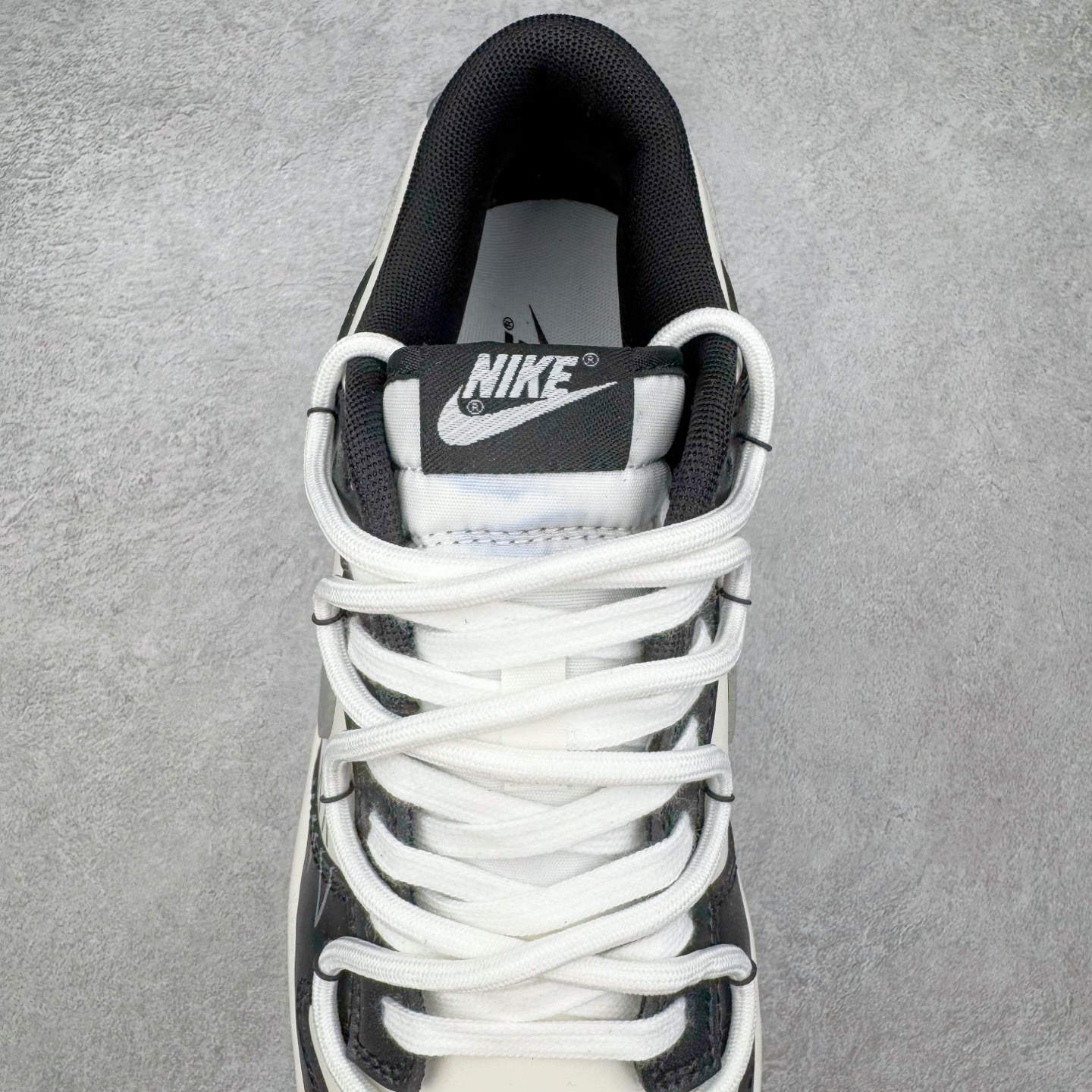 图片[5]-＃YC纯原 NK Dunk Low 银墨 DD1391-100 当世界沉溺于喧嚣的霓虹，真正的玩家在黑白之间寻找更锋利的节奏。墨色是态度的沉潜，银色Swoosh 似不羁的锋芒破界而出，做旧痕迹是时光里沉淀的反骨。这双独属于你的 Nike Dunk Low “银墨”，拒绝千篇一律的复刻，从不拥挤在已知的路上。定制系列天花板 无原鞋不开发 全系列得物原鞋一比一校对开发 配色持续更新中 终端对接 优势输出 全套原厂楦头原纸板数据档案倾力打造 原汁原味莞产 极致还原 圈内最强针车工艺 高端零售指定版 广东原厂配套原盒原标 鞋盒分三个尺码段 原厂冲刀 超高清洁度 全鞋零毛边皮料切割 采用原厂百宏鞋带以及原厂百宏织唛舌标 内标可供原厂几率过验 进口原装条纹中底布 四线拉帮白色点胶 原厂拉帮手法遵循公司 原厂电绣 极致还原 尺码：36 36.5 37.5 38 38.5 39 40 40.5 41 42 42.5 43 44 44.5 45 46-选品中心