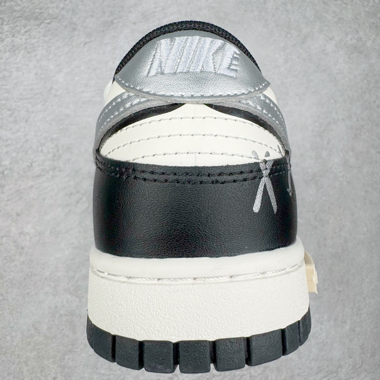 图片[8]-＃YC纯原 NK Dunk Low 银墨 DD1391-100 当世界沉溺于喧嚣的霓虹，真正的玩家在黑白之间寻找更锋利的节奏。墨色是态度的沉潜，银色Swoosh 似不羁的锋芒破界而出，做旧痕迹是时光里沉淀的反骨。这双独属于你的 Nike Dunk Low “银墨”，拒绝千篇一律的复刻，从不拥挤在已知的路上。定制系列天花板 无原鞋不开发 全系列得物原鞋一比一校对开发 配色持续更新中 终端对接 优势输出 全套原厂楦头原纸板数据档案倾力打造 原汁原味莞产 极致还原 圈内最强针车工艺 高端零售指定版 广东原厂配套原盒原标 鞋盒分三个尺码段 原厂冲刀 超高清洁度 全鞋零毛边皮料切割 采用原厂百宏鞋带以及原厂百宏织唛舌标 内标可供原厂几率过验 进口原装条纹中底布 四线拉帮白色点胶 原厂拉帮手法遵循公司 原厂电绣 极致还原 尺码：36 36.5 37.5 38 38.5 39 40 40.5 41 42 42.5 43 44 44.5 45 46-选品中心