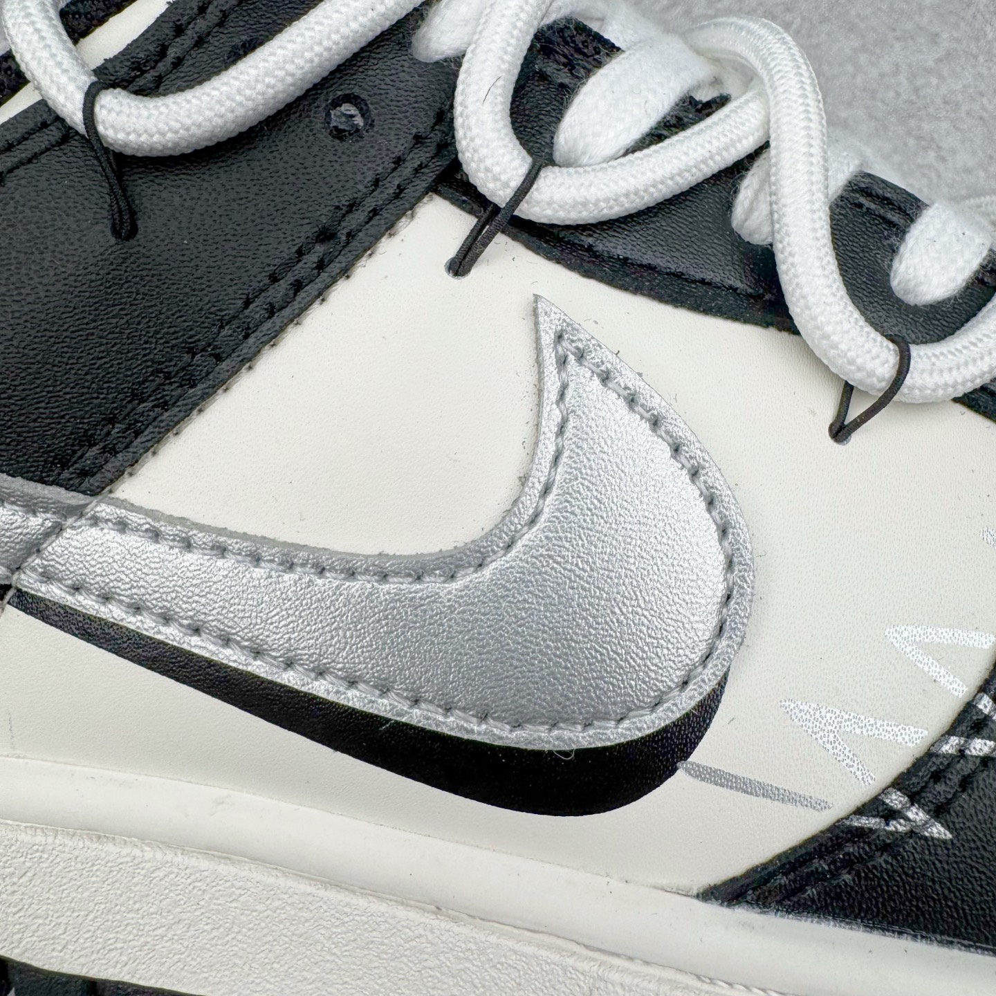 图片[19]-＃YC纯原 NK Dunk Low 银墨 DD1391-100 当世界沉溺于喧嚣的霓虹，真正的玩家在黑白之间寻找更锋利的节奏。墨色是态度的沉潜，银色Swoosh 似不羁的锋芒破界而出，做旧痕迹是时光里沉淀的反骨。这双独属于你的 Nike Dunk Low “银墨”，拒绝千篇一律的复刻，从不拥挤在已知的路上。定制系列天花板 无原鞋不开发 全系列得物原鞋一比一校对开发 配色持续更新中 终端对接 优势输出 全套原厂楦头原纸板数据档案倾力打造 原汁原味莞产 极致还原 圈内最强针车工艺 高端零售指定版 广东原厂配套原盒原标 鞋盒分三个尺码段 原厂冲刀 超高清洁度 全鞋零毛边皮料切割 采用原厂百宏鞋带以及原厂百宏织唛舌标 内标可供原厂几率过验 进口原装条纹中底布 四线拉帮白色点胶 原厂拉帮手法遵循公司 原厂电绣 极致还原 尺码：36 36.5 37.5 38 38.5 39 40 40.5 41 42 42.5 43 44 44.5 45 46-选品中心