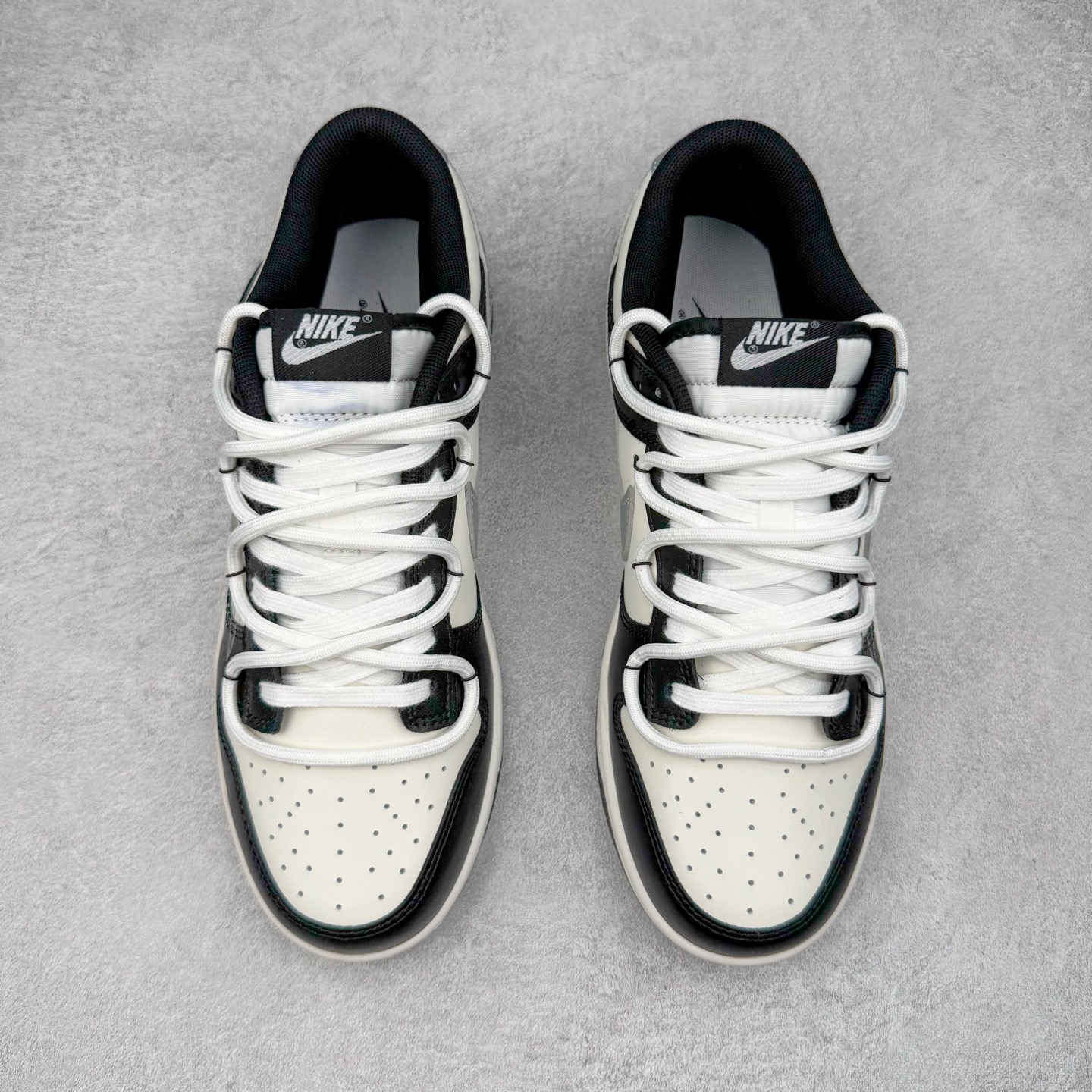 图片[2]-＃YC纯原 NK Dunk Low 银墨 DD1391-100 当世界沉溺于喧嚣的霓虹，真正的玩家在黑白之间寻找更锋利的节奏。墨色是态度的沉潜，银色Swoosh 似不羁的锋芒破界而出，做旧痕迹是时光里沉淀的反骨。这双独属于你的 Nike Dunk Low “银墨”，拒绝千篇一律的复刻，从不拥挤在已知的路上。定制系列天花板 无原鞋不开发 全系列得物原鞋一比一校对开发 配色持续更新中 终端对接 优势输出 全套原厂楦头原纸板数据档案倾力打造 原汁原味莞产 极致还原 圈内最强针车工艺 高端零售指定版 广东原厂配套原盒原标 鞋盒分三个尺码段 原厂冲刀 超高清洁度 全鞋零毛边皮料切割 采用原厂百宏鞋带以及原厂百宏织唛舌标 内标可供原厂几率过验 进口原装条纹中底布 四线拉帮白色点胶 原厂拉帮手法遵循公司 原厂电绣 极致还原 尺码：36 36.5 37.5 38 38.5 39 40 40.5 41 42 42.5 43 44 44.5 45 46-选品中心