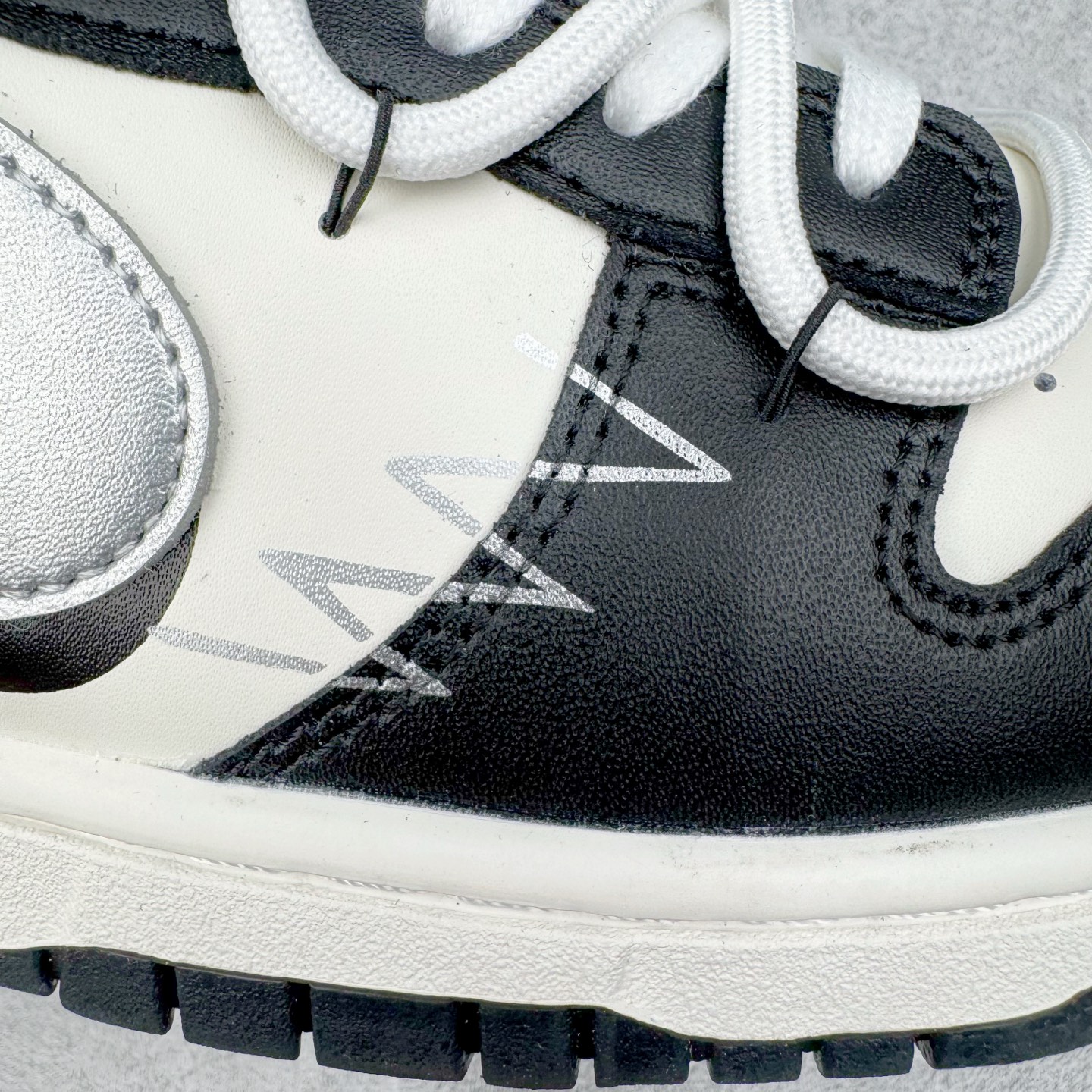 图片[18]-＃YC纯原 NK Dunk Low 银墨 DD1391-100 当世界沉溺于喧嚣的霓虹，真正的玩家在黑白之间寻找更锋利的节奏。墨色是态度的沉潜，银色Swoosh 似不羁的锋芒破界而出，做旧痕迹是时光里沉淀的反骨。这双独属于你的 Nike Dunk Low “银墨”，拒绝千篇一律的复刻，从不拥挤在已知的路上。定制系列天花板 无原鞋不开发 全系列得物原鞋一比一校对开发 配色持续更新中 终端对接 优势输出 全套原厂楦头原纸板数据档案倾力打造 原汁原味莞产 极致还原 圈内最强针车工艺 高端零售指定版 广东原厂配套原盒原标 鞋盒分三个尺码段 原厂冲刀 超高清洁度 全鞋零毛边皮料切割 采用原厂百宏鞋带以及原厂百宏织唛舌标 内标可供原厂几率过验 进口原装条纹中底布 四线拉帮白色点胶 原厂拉帮手法遵循公司 原厂电绣 极致还原 尺码：36 36.5 37.5 38 38.5 39 40 40.5 41 42 42.5 43 44 44.5 45 46-选品中心