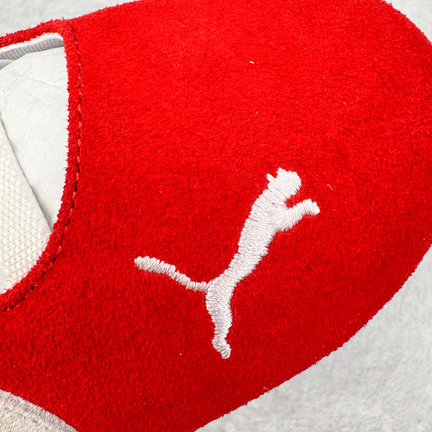 图片[13]-＃S2 PUMA Speedcat Ballerina 彪马柔软舒适防滑耐磨低帮生活休闲鞋芭蕾舞鞋单鞋玛丽珍鞋 这次，PUMA决定再对Speedcat来一次创新，以芭蕾舞鞋为灵感，将芭蕾舞鞋的灵动与轻盈感与赛车鞋融为一体，带来极具个性的全新鞋款Speedcat Ballerina。Speedcat Ballerina由Speedcat去除鞋舌、鞋带以及部分鞋侧位打造而成，鞋带部分被改为如同芭蕾鞋般的交叉弹性带，PUMA的标志依旧设计于鞋侧旁，整个鞋款外观变得更加优雅。Speedcat Ballerina 还汲取了赛车鞋的抓地设计，配备经典橡胶大底。尺码：36 37 37.5 38 38.5 39 40-选品中心