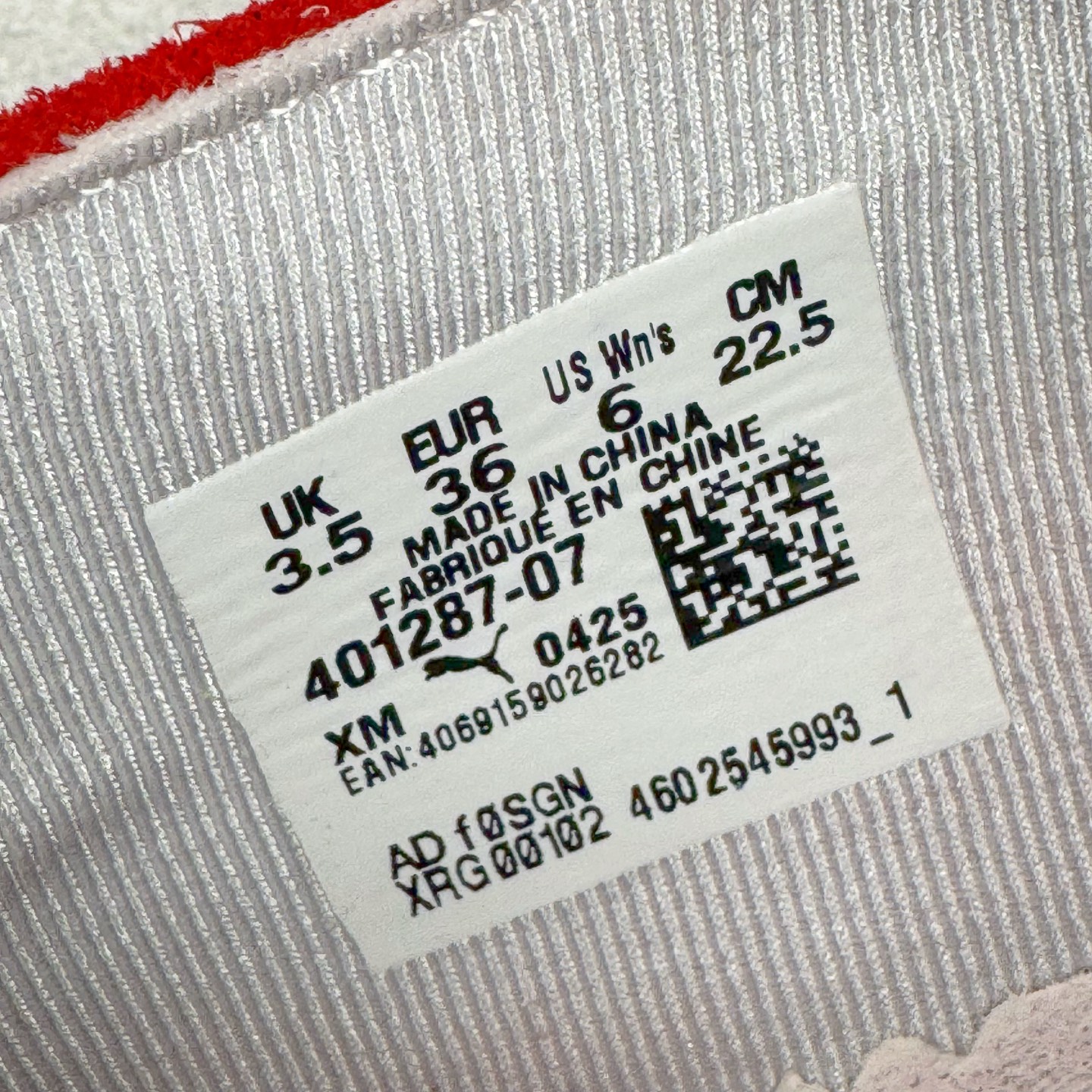 图片[10]-＃S2 PUMA Speedcat Ballerina 彪马柔软舒适防滑耐磨低帮生活休闲鞋芭蕾舞鞋单鞋玛丽珍鞋 这次，PUMA决定再对Speedcat来一次创新，以芭蕾舞鞋为灵感，将芭蕾舞鞋的灵动与轻盈感与赛车鞋融为一体，带来极具个性的全新鞋款Speedcat Ballerina。Speedcat Ballerina由Speedcat去除鞋舌、鞋带以及部分鞋侧位打造而成，鞋带部分被改为如同芭蕾鞋般的交叉弹性带，PUMA的标志依旧设计于鞋侧旁，整个鞋款外观变得更加优雅。Speedcat Ballerina 还汲取了赛车鞋的抓地设计，配备经典橡胶大底。尺码：36 37 37.5 38 38.5 39 40-选品中心