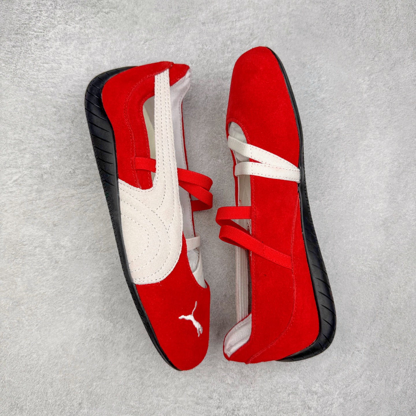 图片[3]-＃S2 PUMA Speedcat Ballerina 彪马柔软舒适防滑耐磨低帮生活休闲鞋芭蕾舞鞋单鞋玛丽珍鞋 这次，PUMA决定再对Speedcat来一次创新，以芭蕾舞鞋为灵感，将芭蕾舞鞋的灵动与轻盈感与赛车鞋融为一体，带来极具个性的全新鞋款Speedcat Ballerina。Speedcat Ballerina由Speedcat去除鞋舌、鞋带以及部分鞋侧位打造而成，鞋带部分被改为如同芭蕾鞋般的交叉弹性带，PUMA的标志依旧设计于鞋侧旁，整个鞋款外观变得更加优雅。Speedcat Ballerina 还汲取了赛车鞋的抓地设计，配备经典橡胶大底。尺码：36 37 37.5 38 38.5 39 40-选品中心