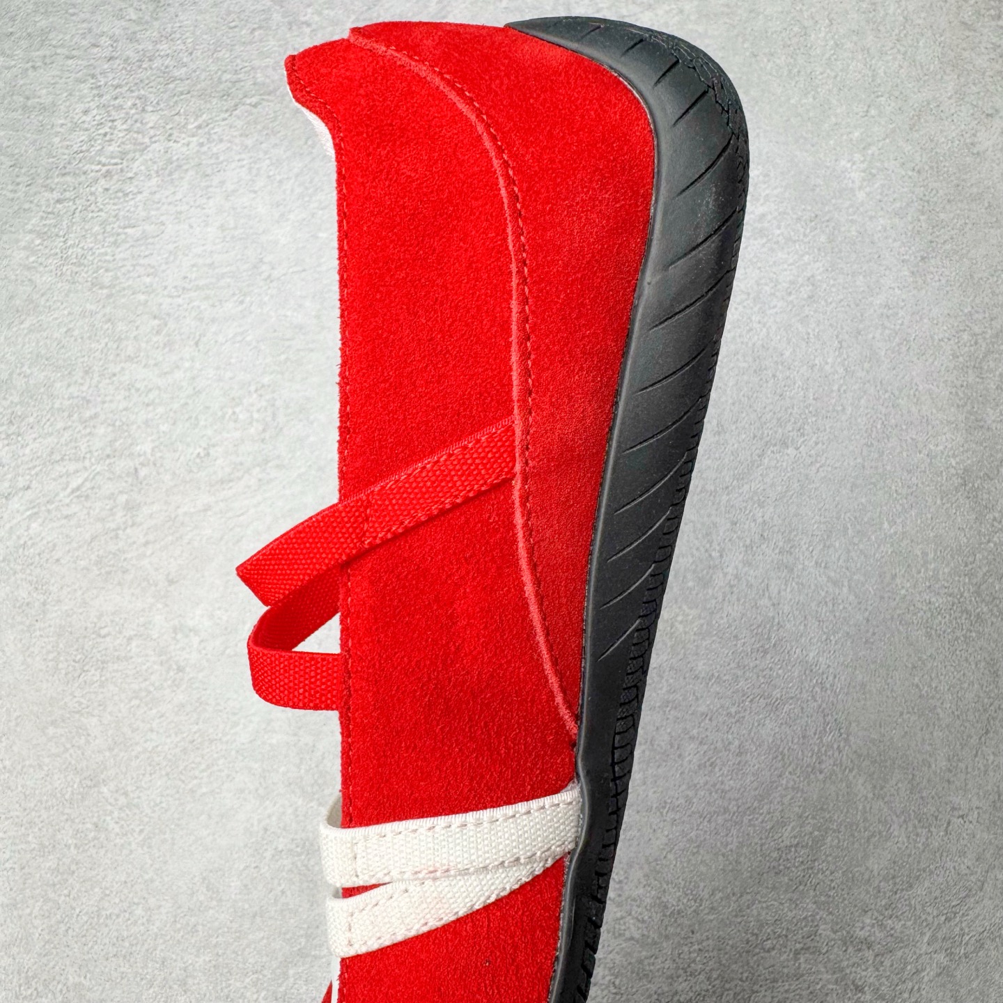 图片[7]-＃S2 PUMA Speedcat Ballerina 彪马柔软舒适防滑耐磨低帮生活休闲鞋芭蕾舞鞋单鞋玛丽珍鞋 这次，PUMA决定再对Speedcat来一次创新，以芭蕾舞鞋为灵感，将芭蕾舞鞋的灵动与轻盈感与赛车鞋融为一体，带来极具个性的全新鞋款Speedcat Ballerina。Speedcat Ballerina由Speedcat去除鞋舌、鞋带以及部分鞋侧位打造而成，鞋带部分被改为如同芭蕾鞋般的交叉弹性带，PUMA的标志依旧设计于鞋侧旁，整个鞋款外观变得更加优雅。Speedcat Ballerina 还汲取了赛车鞋的抓地设计，配备经典橡胶大底。尺码：36 37 37.5 38 38.5 39 40-选品中心