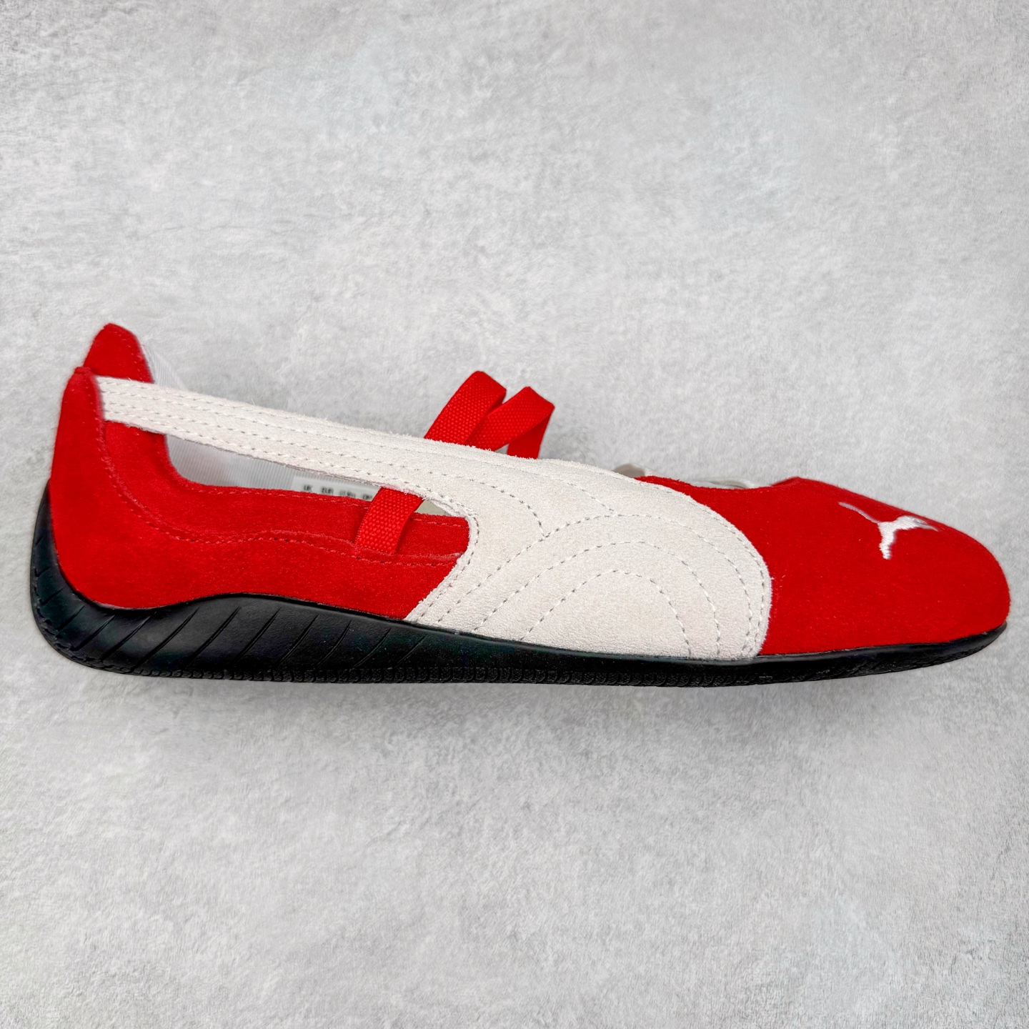 ＃S2 PUMA Speedcat Ballerina 彪马柔软舒适防滑耐磨低帮生活休闲鞋芭蕾舞鞋单鞋玛丽珍鞋 这次，PUMA决定再对Speedcat来一次创新，以芭蕾舞鞋为灵感，将芭蕾舞鞋的灵动与轻盈感与赛车鞋融为一体，带来极具个性的全新鞋款Speedcat Ballerina。Speedcat Ballerina由Speedcat去除鞋舌、鞋带以及部分鞋侧位打造而成，鞋带部分被改为如同芭蕾鞋般的交叉弹性带，PUMA的标志依旧设计于鞋侧旁，整个鞋款外观变得更加优雅。Speedcat Ballerina 还汲取了赛车鞋的抓地设计，配备经典橡胶大底。尺码：36 37 37.5 38 38.5 39 40-选品中心