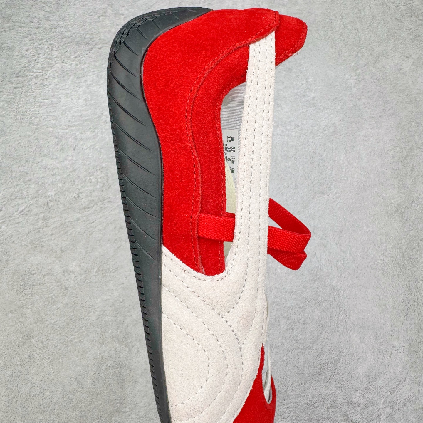 图片[6]-＃S2 PUMA Speedcat Ballerina 彪马柔软舒适防滑耐磨低帮生活休闲鞋芭蕾舞鞋单鞋玛丽珍鞋 这次，PUMA决定再对Speedcat来一次创新，以芭蕾舞鞋为灵感，将芭蕾舞鞋的灵动与轻盈感与赛车鞋融为一体，带来极具个性的全新鞋款Speedcat Ballerina。Speedcat Ballerina由Speedcat去除鞋舌、鞋带以及部分鞋侧位打造而成，鞋带部分被改为如同芭蕾鞋般的交叉弹性带，PUMA的标志依旧设计于鞋侧旁，整个鞋款外观变得更加优雅。Speedcat Ballerina 还汲取了赛车鞋的抓地设计，配备经典橡胶大底。尺码：36 37 37.5 38 38.5 39 40-选品中心