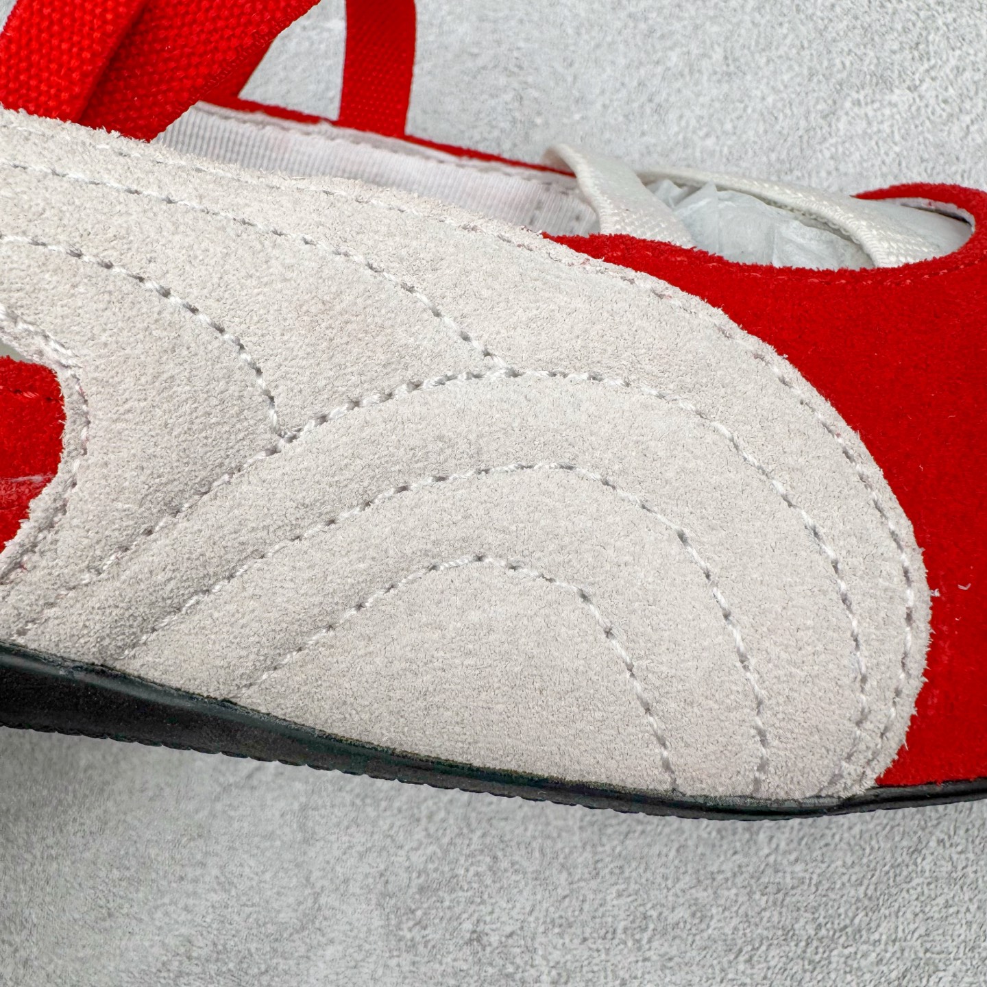 图片[17]-＃S2 PUMA Speedcat Ballerina 彪马柔软舒适防滑耐磨低帮生活休闲鞋芭蕾舞鞋单鞋玛丽珍鞋 这次，PUMA决定再对Speedcat来一次创新，以芭蕾舞鞋为灵感，将芭蕾舞鞋的灵动与轻盈感与赛车鞋融为一体，带来极具个性的全新鞋款Speedcat Ballerina。Speedcat Ballerina由Speedcat去除鞋舌、鞋带以及部分鞋侧位打造而成，鞋带部分被改为如同芭蕾鞋般的交叉弹性带，PUMA的标志依旧设计于鞋侧旁，整个鞋款外观变得更加优雅。Speedcat Ballerina 还汲取了赛车鞋的抓地设计，配备经典橡胶大底。尺码：36 37 37.5 38 38.5 39 40-选品中心