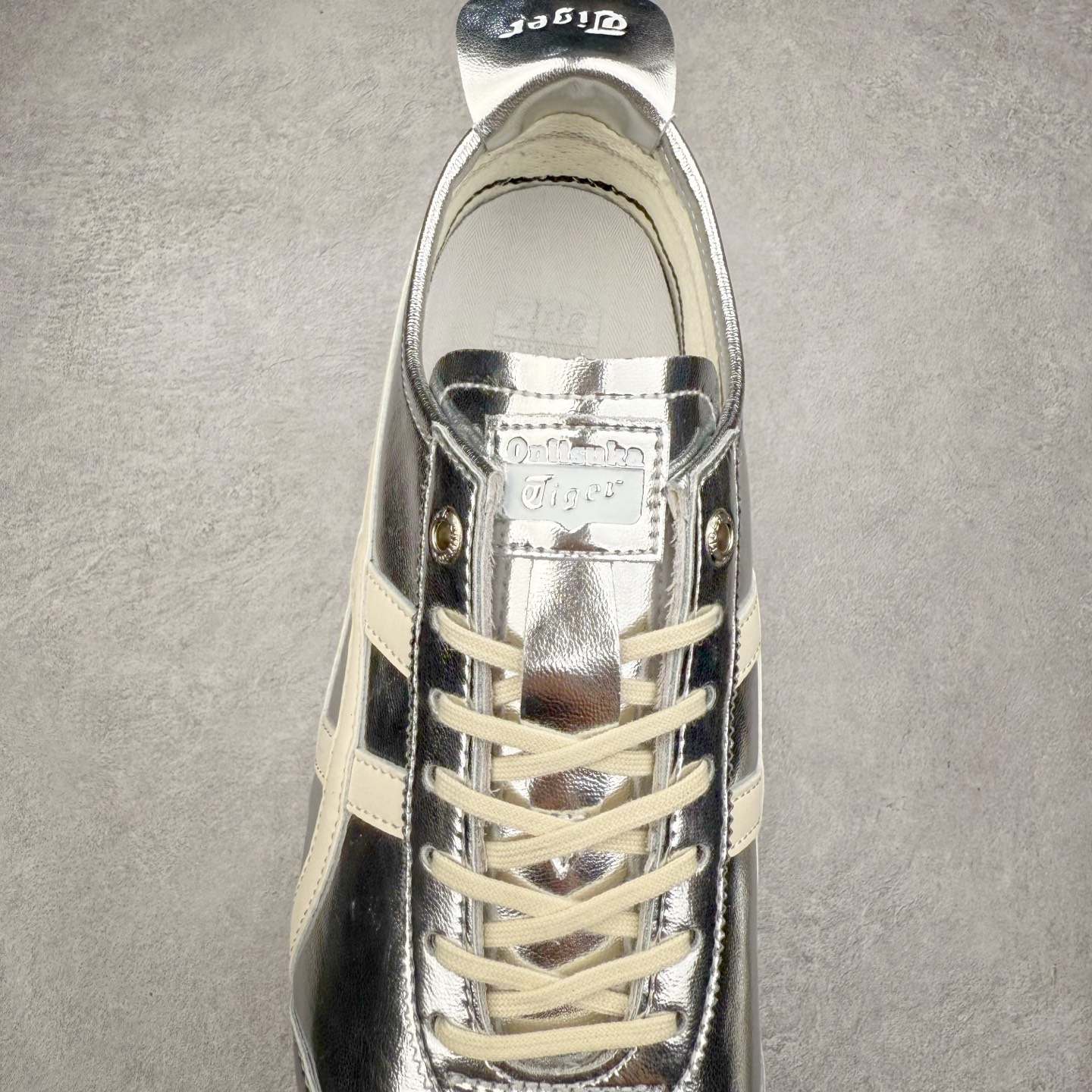 图片[5]-＃C版 Asics Onitsuka Tiger MEXICO 66 亚瑟士鬼冢虎复古经典板鞋 CNY 龙年限定 白红 市场王者选手 海外订单工厂出品 长期生产补货永不断码 超成熟稳定的做工品控 原装全套纸板楦头开发 原汁原味 完美呈现版型 私模正确鞋底咬花纹路 一比一鞋头弧度高度鞋身弧度 绝不口嗨 细节品控鞋型随意秒杀市面 原档咬花纹路私模大底 一个单元有六个三角形 总体形拼接呈现花瓣状 官方四联吊牌 原装Ortholite轻量化鞋垫 原盒原配 质保卡 说明书 钢印防尘纸 纸板中底带钢印 乳胶组合鞋垫 支持全方位的对比专柜 产品从款式颜色造型上体现出追求舒适和细节的完美 鞋类更是推崇手工制作的严谨与完美 融舒适性与可穿性的设计风格 注重细节的完美和别致魅力 既保持稳重 又不失轻松的时尚感 尺码：36 37 37.5 38 39 39.5 40 40.5 41.5 42 42.5 43.5 44 45-选品中心