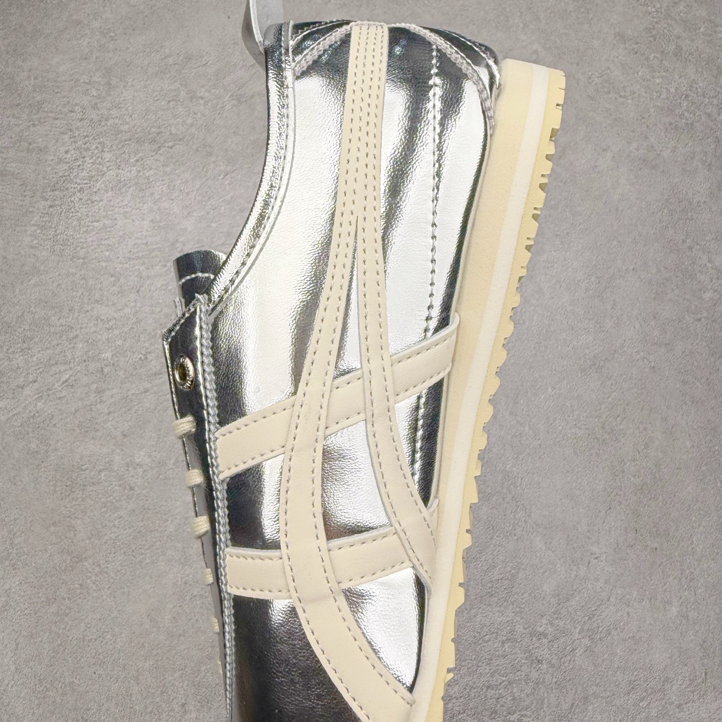 图片[7]-＃C版 Asics Onitsuka Tiger MEXICO 66 亚瑟士鬼冢虎复古经典板鞋 CNY 龙年限定 白红 市场王者选手 海外订单工厂出品 长期生产补货永不断码 超成熟稳定的做工品控 原装全套纸板楦头开发 原汁原味 完美呈现版型 私模正确鞋底咬花纹路 一比一鞋头弧度高度鞋身弧度 绝不口嗨 细节品控鞋型随意秒杀市面 原档咬花纹路私模大底 一个单元有六个三角形 总体形拼接呈现花瓣状 官方四联吊牌 原装Ortholite轻量化鞋垫 原盒原配 质保卡 说明书 钢印防尘纸 纸板中底带钢印 乳胶组合鞋垫 支持全方位的对比专柜 产品从款式颜色造型上体现出追求舒适和细节的完美 鞋类更是推崇手工制作的严谨与完美 融舒适性与可穿性的设计风格 注重细节的完美和别致魅力 既保持稳重 又不失轻松的时尚感 尺码：36 37 37.5 38 39 39.5 40 40.5 41.5 42 42.5 43.5 44 45-选品中心