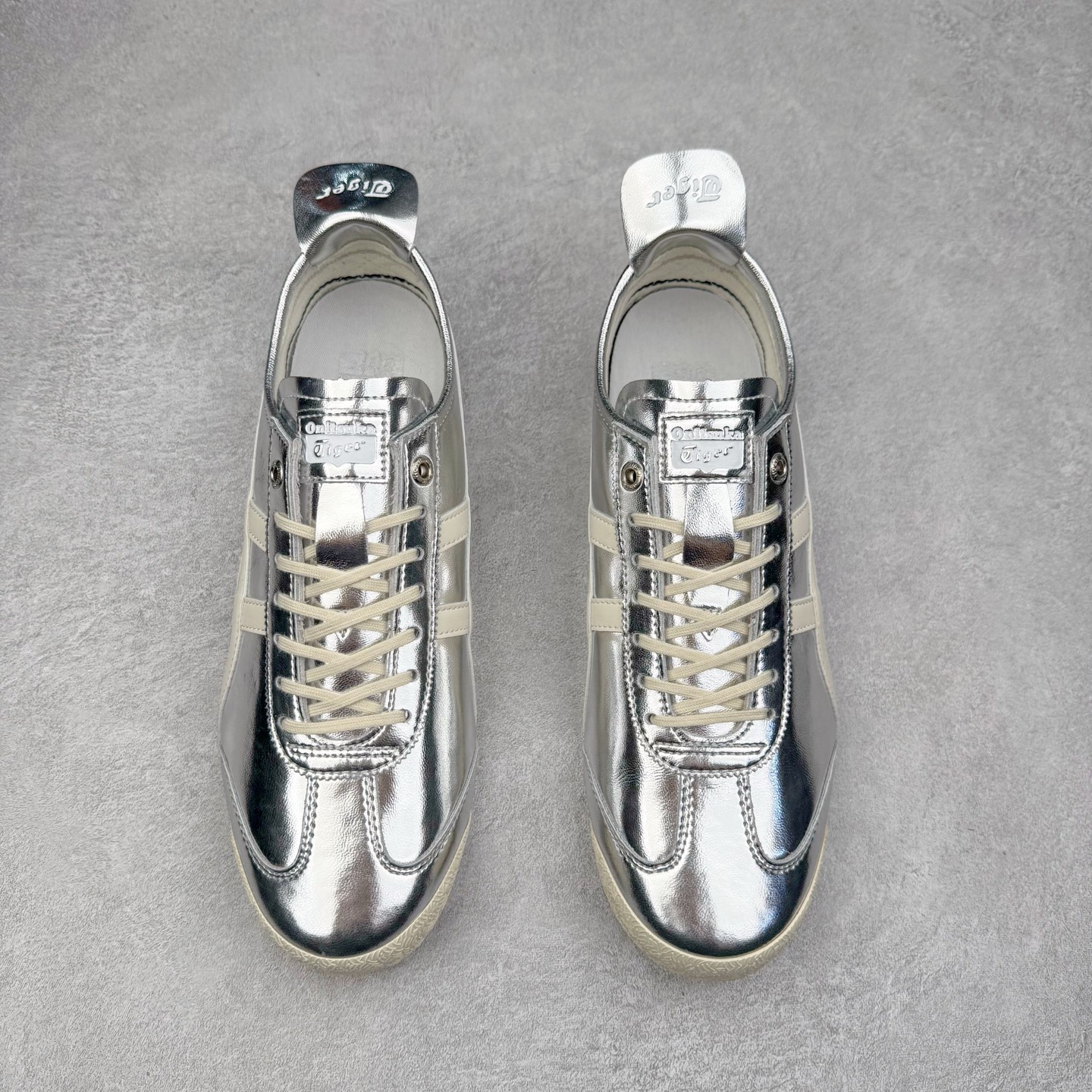 图片[2]-＃C版 Asics Onitsuka Tiger MEXICO 66 亚瑟士鬼冢虎复古经典板鞋 CNY 龙年限定 白红 市场王者选手 海外订单工厂出品 长期生产补货永不断码 超成熟稳定的做工品控 原装全套纸板楦头开发 原汁原味 完美呈现版型 私模正确鞋底咬花纹路 一比一鞋头弧度高度鞋身弧度 绝不口嗨 细节品控鞋型随意秒杀市面 原档咬花纹路私模大底 一个单元有六个三角形 总体形拼接呈现花瓣状 官方四联吊牌 原装Ortholite轻量化鞋垫 原盒原配 质保卡 说明书 钢印防尘纸 纸板中底带钢印 乳胶组合鞋垫 支持全方位的对比专柜 产品从款式颜色造型上体现出追求舒适和细节的完美 鞋类更是推崇手工制作的严谨与完美 融舒适性与可穿性的设计风格 注重细节的完美和别致魅力 既保持稳重 又不失轻松的时尚感 尺码：36 37 37.5 38 39 39.5 40 40.5 41.5 42 42.5 43.5 44 45-选品中心