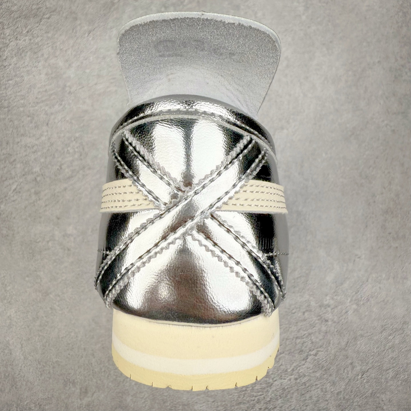 图片[8]-＃C版 Asics Onitsuka Tiger MEXICO 66 亚瑟士鬼冢虎复古经典板鞋 CNY 龙年限定 白红 市场王者选手 海外订单工厂出品 长期生产补货永不断码 超成熟稳定的做工品控 原装全套纸板楦头开发 原汁原味 完美呈现版型 私模正确鞋底咬花纹路 一比一鞋头弧度高度鞋身弧度 绝不口嗨 细节品控鞋型随意秒杀市面 原档咬花纹路私模大底 一个单元有六个三角形 总体形拼接呈现花瓣状 官方四联吊牌 原装Ortholite轻量化鞋垫 原盒原配 质保卡 说明书 钢印防尘纸 纸板中底带钢印 乳胶组合鞋垫 支持全方位的对比专柜 产品从款式颜色造型上体现出追求舒适和细节的完美 鞋类更是推崇手工制作的严谨与完美 融舒适性与可穿性的设计风格 注重细节的完美和别致魅力 既保持稳重 又不失轻松的时尚感 尺码：36 37 37.5 38 39 39.5 40 40.5 41.5 42 42.5 43.5 44 45-选品中心