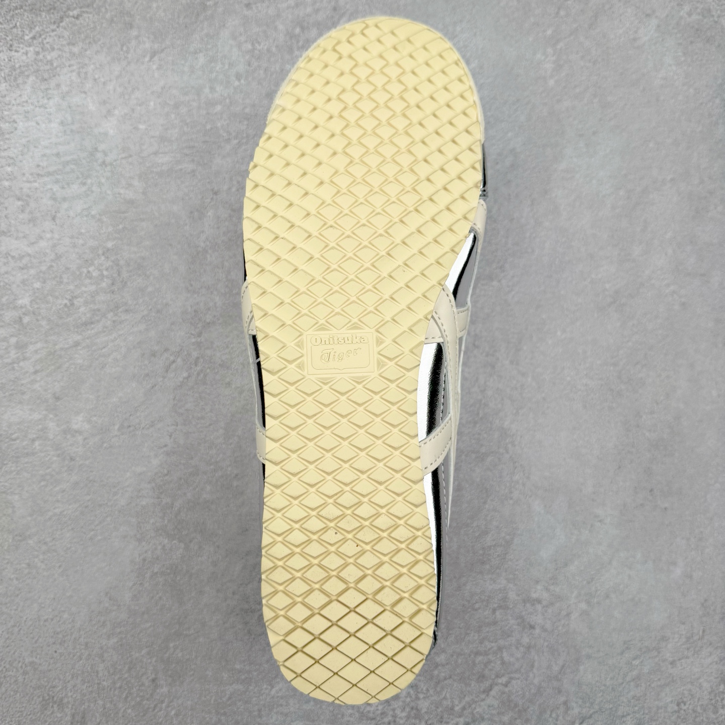 图片[9]-＃C版 Asics Onitsuka Tiger MEXICO 66 亚瑟士鬼冢虎复古经典板鞋 CNY 龙年限定 白红 市场王者选手 海外订单工厂出品 长期生产补货永不断码 超成熟稳定的做工品控 原装全套纸板楦头开发 原汁原味 完美呈现版型 私模正确鞋底咬花纹路 一比一鞋头弧度高度鞋身弧度 绝不口嗨 细节品控鞋型随意秒杀市面 原档咬花纹路私模大底 一个单元有六个三角形 总体形拼接呈现花瓣状 官方四联吊牌 原装Ortholite轻量化鞋垫 原盒原配 质保卡 说明书 钢印防尘纸 纸板中底带钢印 乳胶组合鞋垫 支持全方位的对比专柜 产品从款式颜色造型上体现出追求舒适和细节的完美 鞋类更是推崇手工制作的严谨与完美 融舒适性与可穿性的设计风格 注重细节的完美和别致魅力 既保持稳重 又不失轻松的时尚感 尺码：36 37 37.5 38 39 39.5 40 40.5 41.5 42 42.5 43.5 44 45-选品中心