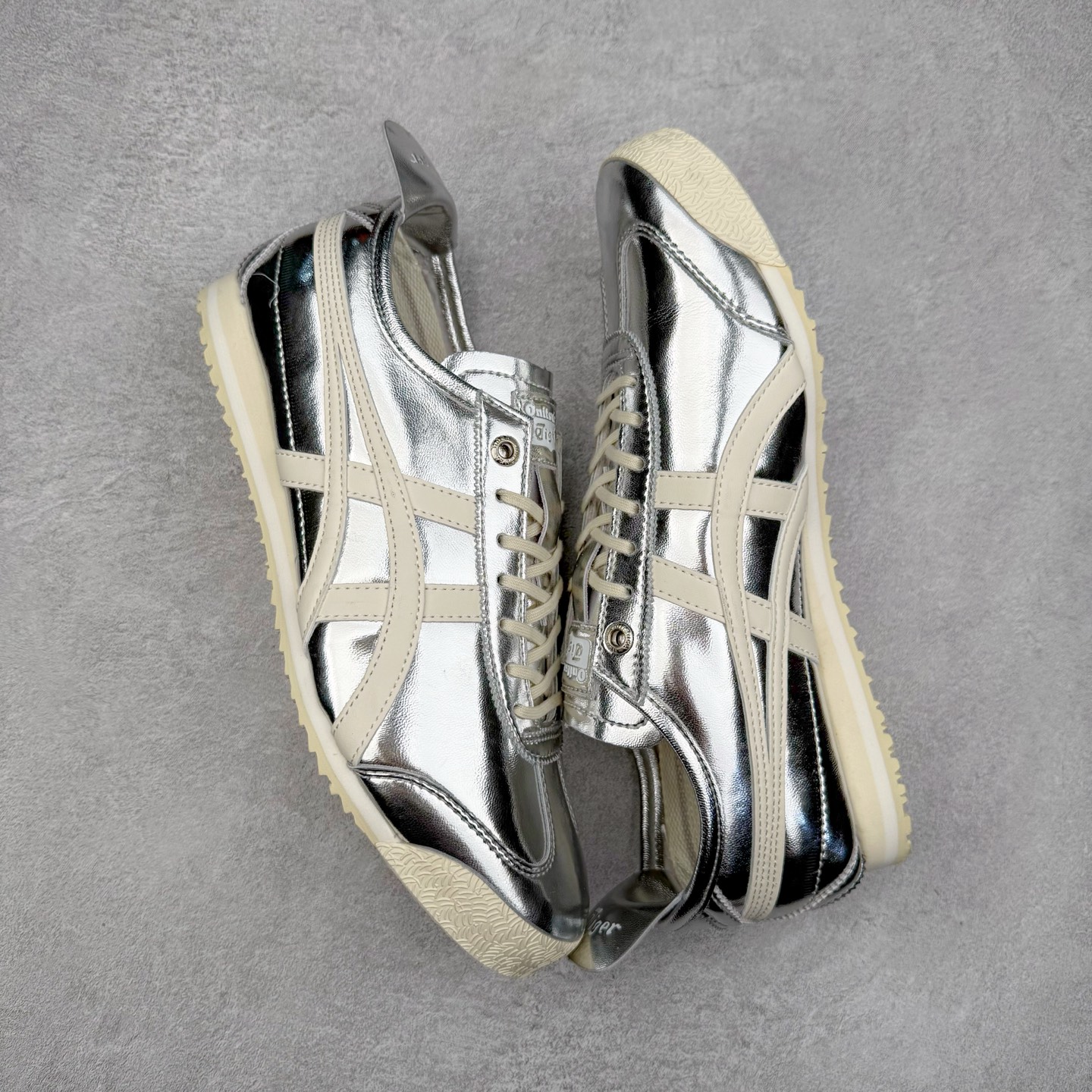 图片[3]-＃C版 Asics Onitsuka Tiger MEXICO 66 亚瑟士鬼冢虎复古经典板鞋 CNY 龙年限定 白红 市场王者选手 海外订单工厂出品 长期生产补货永不断码 超成熟稳定的做工品控 原装全套纸板楦头开发 原汁原味 完美呈现版型 私模正确鞋底咬花纹路 一比一鞋头弧度高度鞋身弧度 绝不口嗨 细节品控鞋型随意秒杀市面 原档咬花纹路私模大底 一个单元有六个三角形 总体形拼接呈现花瓣状 官方四联吊牌 原装Ortholite轻量化鞋垫 原盒原配 质保卡 说明书 钢印防尘纸 纸板中底带钢印 乳胶组合鞋垫 支持全方位的对比专柜 产品从款式颜色造型上体现出追求舒适和细节的完美 鞋类更是推崇手工制作的严谨与完美 融舒适性与可穿性的设计风格 注重细节的完美和别致魅力 既保持稳重 又不失轻松的时尚感 尺码：36 37 37.5 38 39 39.5 40 40.5 41.5 42 42.5 43.5 44 45-选品中心