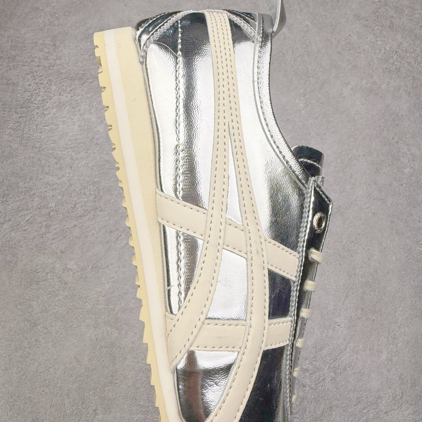 图片[6]-＃C版 Asics Onitsuka Tiger MEXICO 66 亚瑟士鬼冢虎复古经典板鞋 CNY 龙年限定 白红 市场王者选手 海外订单工厂出品 长期生产补货永不断码 超成熟稳定的做工品控 原装全套纸板楦头开发 原汁原味 完美呈现版型 私模正确鞋底咬花纹路 一比一鞋头弧度高度鞋身弧度 绝不口嗨 细节品控鞋型随意秒杀市面 原档咬花纹路私模大底 一个单元有六个三角形 总体形拼接呈现花瓣状 官方四联吊牌 原装Ortholite轻量化鞋垫 原盒原配 质保卡 说明书 钢印防尘纸 纸板中底带钢印 乳胶组合鞋垫 支持全方位的对比专柜 产品从款式颜色造型上体现出追求舒适和细节的完美 鞋类更是推崇手工制作的严谨与完美 融舒适性与可穿性的设计风格 注重细节的完美和别致魅力 既保持稳重 又不失轻松的时尚感 尺码：36 37 37.5 38 39 39.5 40 40.5 41.5 42 42.5 43.5 44 45-选品中心