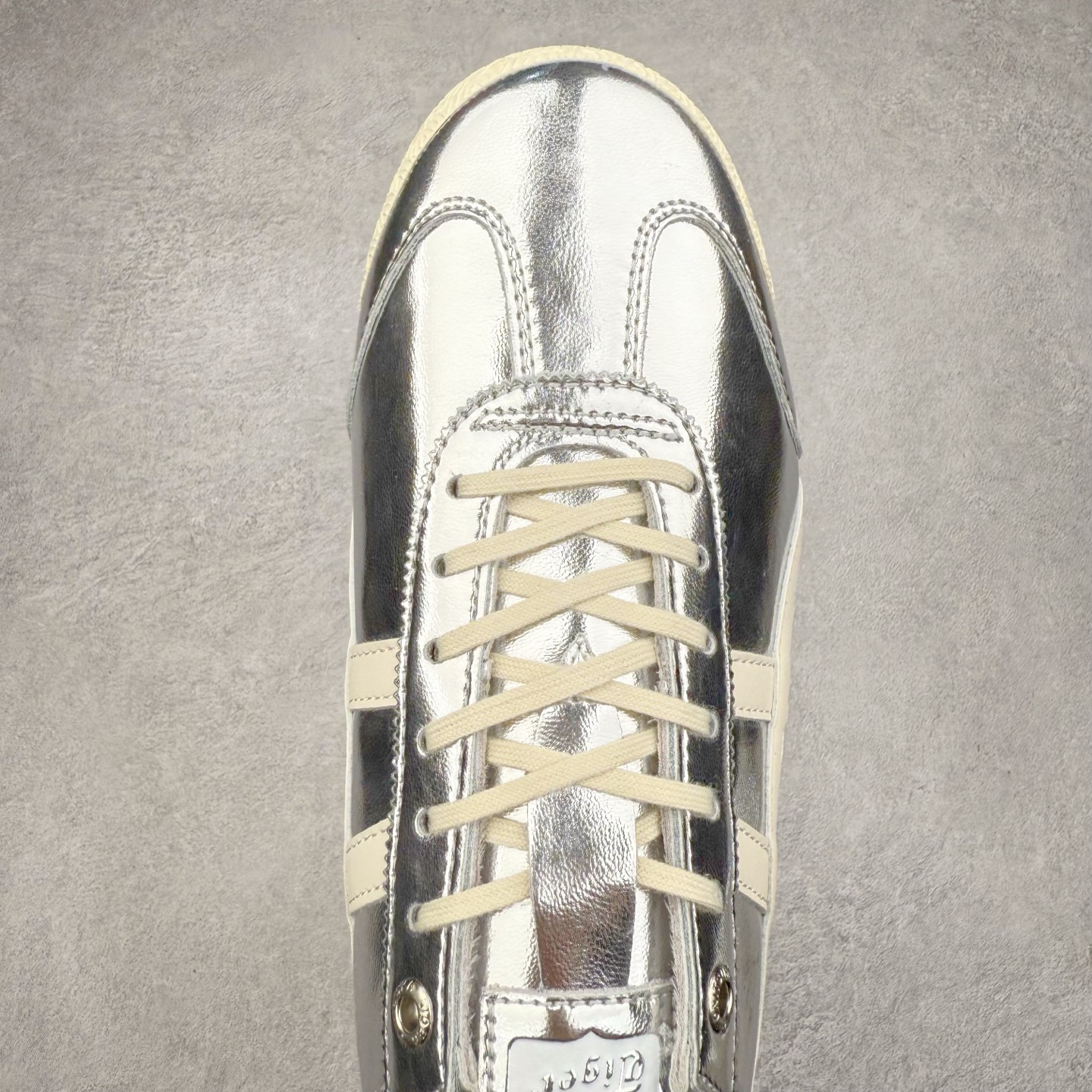 图片[4]-＃C版 Asics Onitsuka Tiger MEXICO 66 亚瑟士鬼冢虎复古经典板鞋 CNY 龙年限定 白红 市场王者选手 海外订单工厂出品 长期生产补货永不断码 超成熟稳定的做工品控 原装全套纸板楦头开发 原汁原味 完美呈现版型 私模正确鞋底咬花纹路 一比一鞋头弧度高度鞋身弧度 绝不口嗨 细节品控鞋型随意秒杀市面 原档咬花纹路私模大底 一个单元有六个三角形 总体形拼接呈现花瓣状 官方四联吊牌 原装Ortholite轻量化鞋垫 原盒原配 质保卡 说明书 钢印防尘纸 纸板中底带钢印 乳胶组合鞋垫 支持全方位的对比专柜 产品从款式颜色造型上体现出追求舒适和细节的完美 鞋类更是推崇手工制作的严谨与完美 融舒适性与可穿性的设计风格 注重细节的完美和别致魅力 既保持稳重 又不失轻松的时尚感 尺码：36 37 37.5 38 39 39.5 40 40.5 41.5 42 42.5 43.5 44 45-选品中心