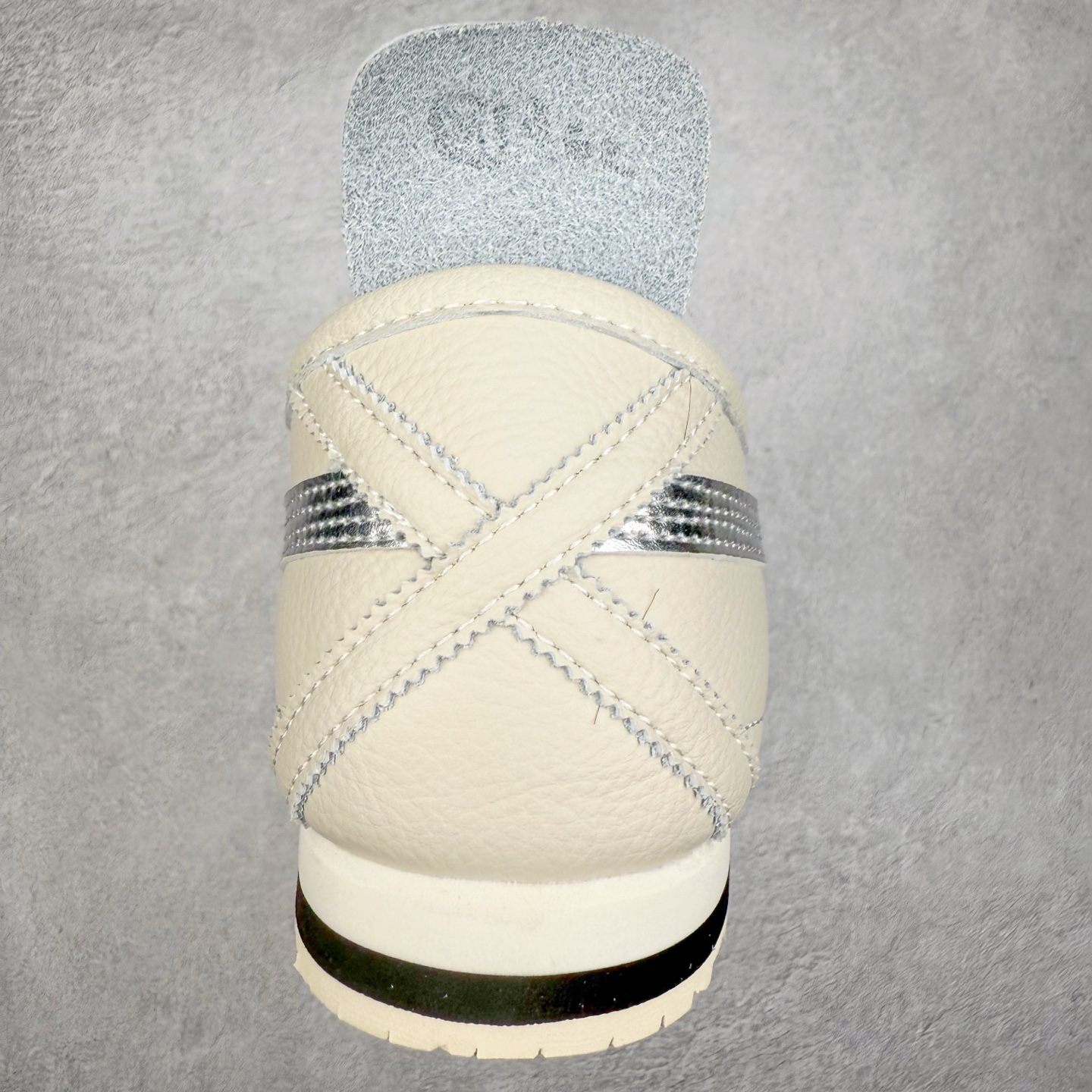 图片[8]-＃C版 Asics Onitsuka Tiger MEXICO 66 亚瑟士鬼冢虎复古经典板鞋 CNY 龙年限定 白红 市场王者选手 海外订单工厂出品 长期生产补货永不断码 超成熟稳定的做工品控 原装全套纸板楦头开发 原汁原味 完美呈现版型 私模正确鞋底咬花纹路 一比一鞋头弧度高度鞋身弧度 绝不口嗨 细节品控鞋型随意秒杀市面 原档咬花纹路私模大底 一个单元有六个三角形 总体形拼接呈现花瓣状 官方四联吊牌 原装Ortholite轻量化鞋垫 原盒原配 质保卡 说明书 钢印防尘纸 纸板中底带钢印 乳胶组合鞋垫 支持全方位的对比专柜 产品从款式颜色造型上体现出追求舒适和细节的完美 鞋类更是推崇手工制作的严谨与完美 融舒适性与可穿性的设计风格 注重细节的完美和别致魅力 既保持稳重 又不失轻松的时尚感 尺码：36 37 37.5 38 39 39.5 40 40.5 41.5 42 42.5 43.5 44 45-选品中心