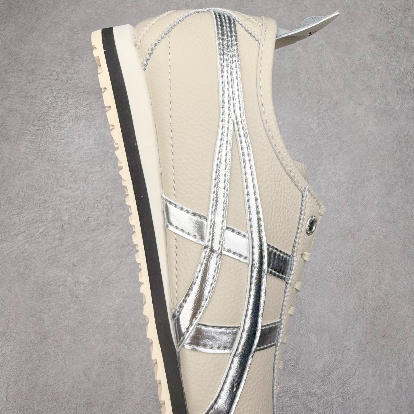 图片[6]-＃C版 Asics Onitsuka Tiger MEXICO 66 亚瑟士鬼冢虎复古经典板鞋 CNY 龙年限定 白红 市场王者选手 海外订单工厂出品 长期生产补货永不断码 超成熟稳定的做工品控 原装全套纸板楦头开发 原汁原味 完美呈现版型 私模正确鞋底咬花纹路 一比一鞋头弧度高度鞋身弧度 绝不口嗨 细节品控鞋型随意秒杀市面 原档咬花纹路私模大底 一个单元有六个三角形 总体形拼接呈现花瓣状 官方四联吊牌 原装Ortholite轻量化鞋垫 原盒原配 质保卡 说明书 钢印防尘纸 纸板中底带钢印 乳胶组合鞋垫 支持全方位的对比专柜 产品从款式颜色造型上体现出追求舒适和细节的完美 鞋类更是推崇手工制作的严谨与完美 融舒适性与可穿性的设计风格 注重细节的完美和别致魅力 既保持稳重 又不失轻松的时尚感 尺码：36 37 37.5 38 39 39.5 40 40.5 41.5 42 42.5 43.5 44 45-选品中心