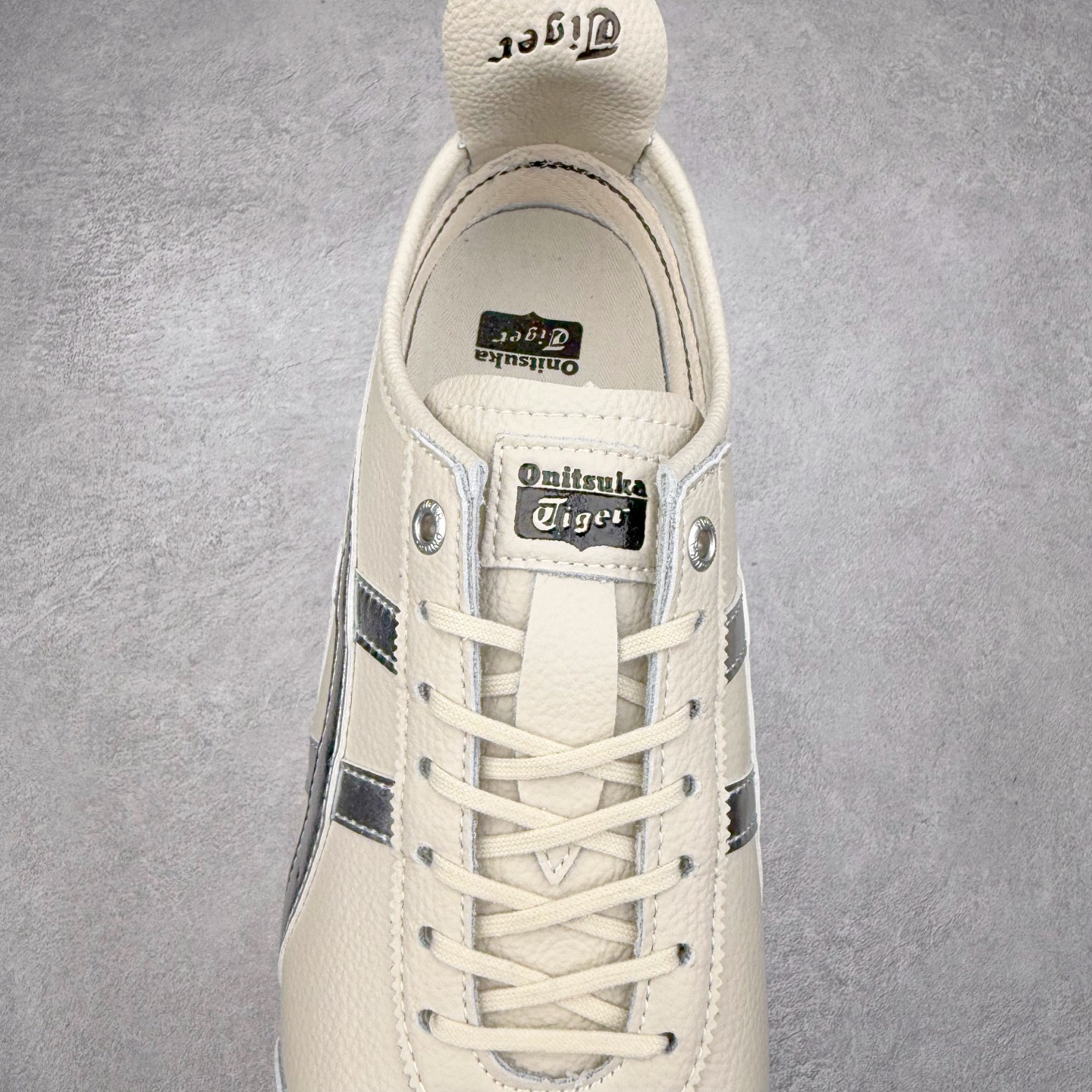 图片[5]-＃C版 Asics Onitsuka Tiger MEXICO 66 亚瑟士鬼冢虎复古经典板鞋 CNY 龙年限定 白红 市场王者选手 海外订单工厂出品 长期生产补货永不断码 超成熟稳定的做工品控 原装全套纸板楦头开发 原汁原味 完美呈现版型 私模正确鞋底咬花纹路 一比一鞋头弧度高度鞋身弧度 绝不口嗨 细节品控鞋型随意秒杀市面 原档咬花纹路私模大底 一个单元有六个三角形 总体形拼接呈现花瓣状 官方四联吊牌 原装Ortholite轻量化鞋垫 原盒原配 质保卡 说明书 钢印防尘纸 纸板中底带钢印 乳胶组合鞋垫 支持全方位的对比专柜 产品从款式颜色造型上体现出追求舒适和细节的完美 鞋类更是推崇手工制作的严谨与完美 融舒适性与可穿性的设计风格 注重细节的完美和别致魅力 既保持稳重 又不失轻松的时尚感 尺码：36 37 37.5 38 39 39.5 40 40.5 41.5 42 42.5 43.5 44 45-选品中心