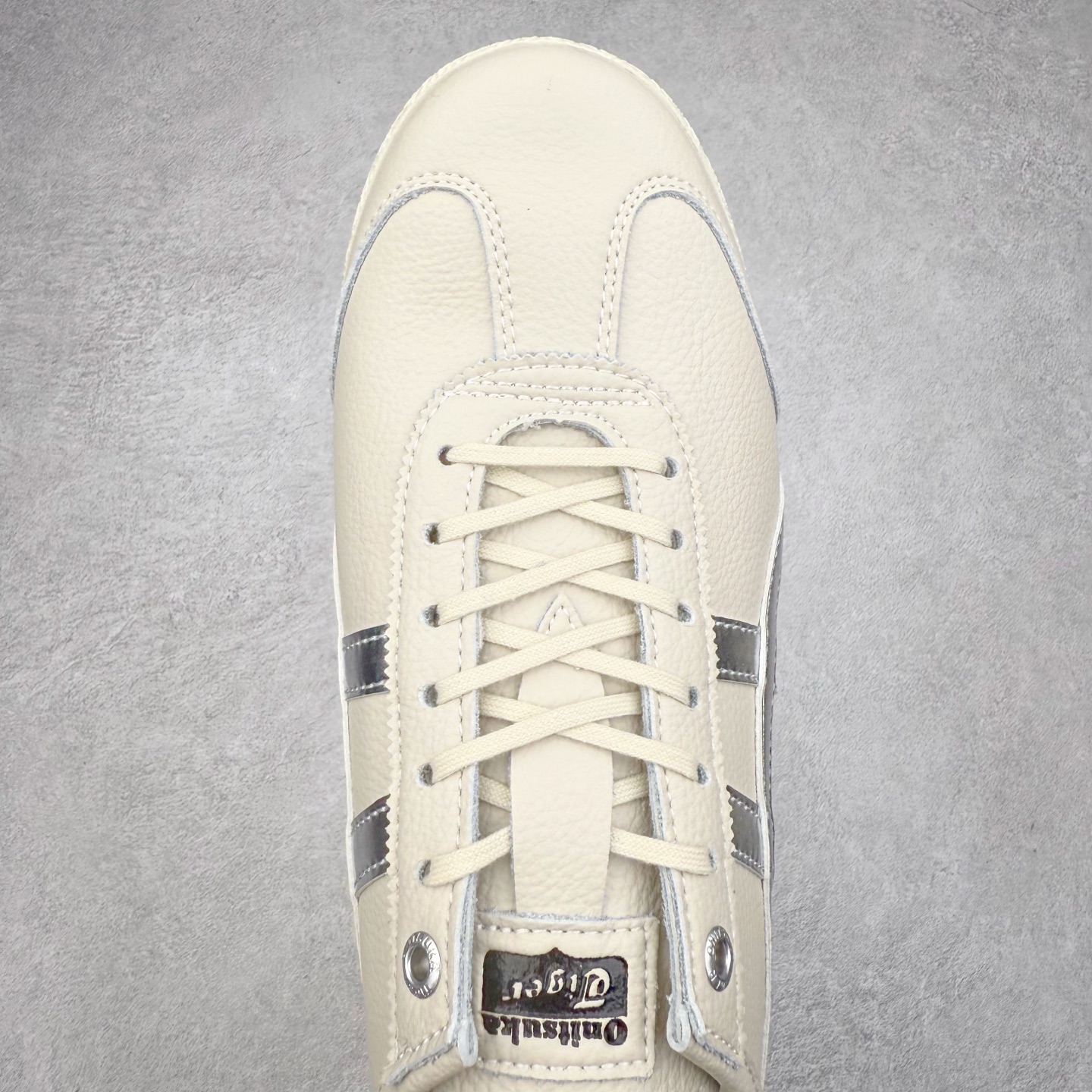 图片[4]-＃C版 Asics Onitsuka Tiger MEXICO 66 亚瑟士鬼冢虎复古经典板鞋 CNY 龙年限定 白红 市场王者选手 海外订单工厂出品 长期生产补货永不断码 超成熟稳定的做工品控 原装全套纸板楦头开发 原汁原味 完美呈现版型 私模正确鞋底咬花纹路 一比一鞋头弧度高度鞋身弧度 绝不口嗨 细节品控鞋型随意秒杀市面 原档咬花纹路私模大底 一个单元有六个三角形 总体形拼接呈现花瓣状 官方四联吊牌 原装Ortholite轻量化鞋垫 原盒原配 质保卡 说明书 钢印防尘纸 纸板中底带钢印 乳胶组合鞋垫 支持全方位的对比专柜 产品从款式颜色造型上体现出追求舒适和细节的完美 鞋类更是推崇手工制作的严谨与完美 融舒适性与可穿性的设计风格 注重细节的完美和别致魅力 既保持稳重 又不失轻松的时尚感 尺码：36 37 37.5 38 39 39.5 40 40.5 41.5 42 42.5 43.5 44 45-选品中心