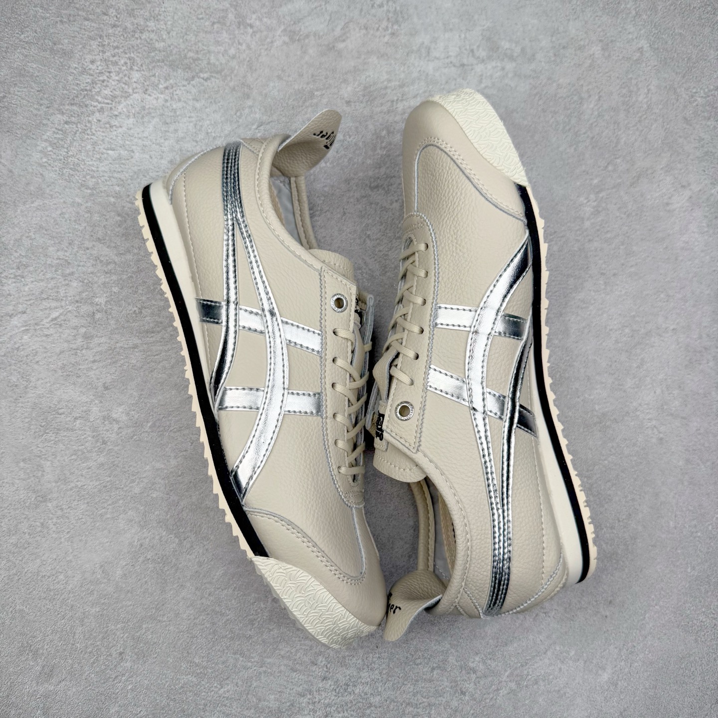 图片[3]-＃C版 Asics Onitsuka Tiger MEXICO 66 亚瑟士鬼冢虎复古经典板鞋 CNY 龙年限定 白红 市场王者选手 海外订单工厂出品 长期生产补货永不断码 超成熟稳定的做工品控 原装全套纸板楦头开发 原汁原味 完美呈现版型 私模正确鞋底咬花纹路 一比一鞋头弧度高度鞋身弧度 绝不口嗨 细节品控鞋型随意秒杀市面 原档咬花纹路私模大底 一个单元有六个三角形 总体形拼接呈现花瓣状 官方四联吊牌 原装Ortholite轻量化鞋垫 原盒原配 质保卡 说明书 钢印防尘纸 纸板中底带钢印 乳胶组合鞋垫 支持全方位的对比专柜 产品从款式颜色造型上体现出追求舒适和细节的完美 鞋类更是推崇手工制作的严谨与完美 融舒适性与可穿性的设计风格 注重细节的完美和别致魅力 既保持稳重 又不失轻松的时尚感 尺码：36 37 37.5 38 39 39.5 40 40.5 41.5 42 42.5 43.5 44 45-选品中心