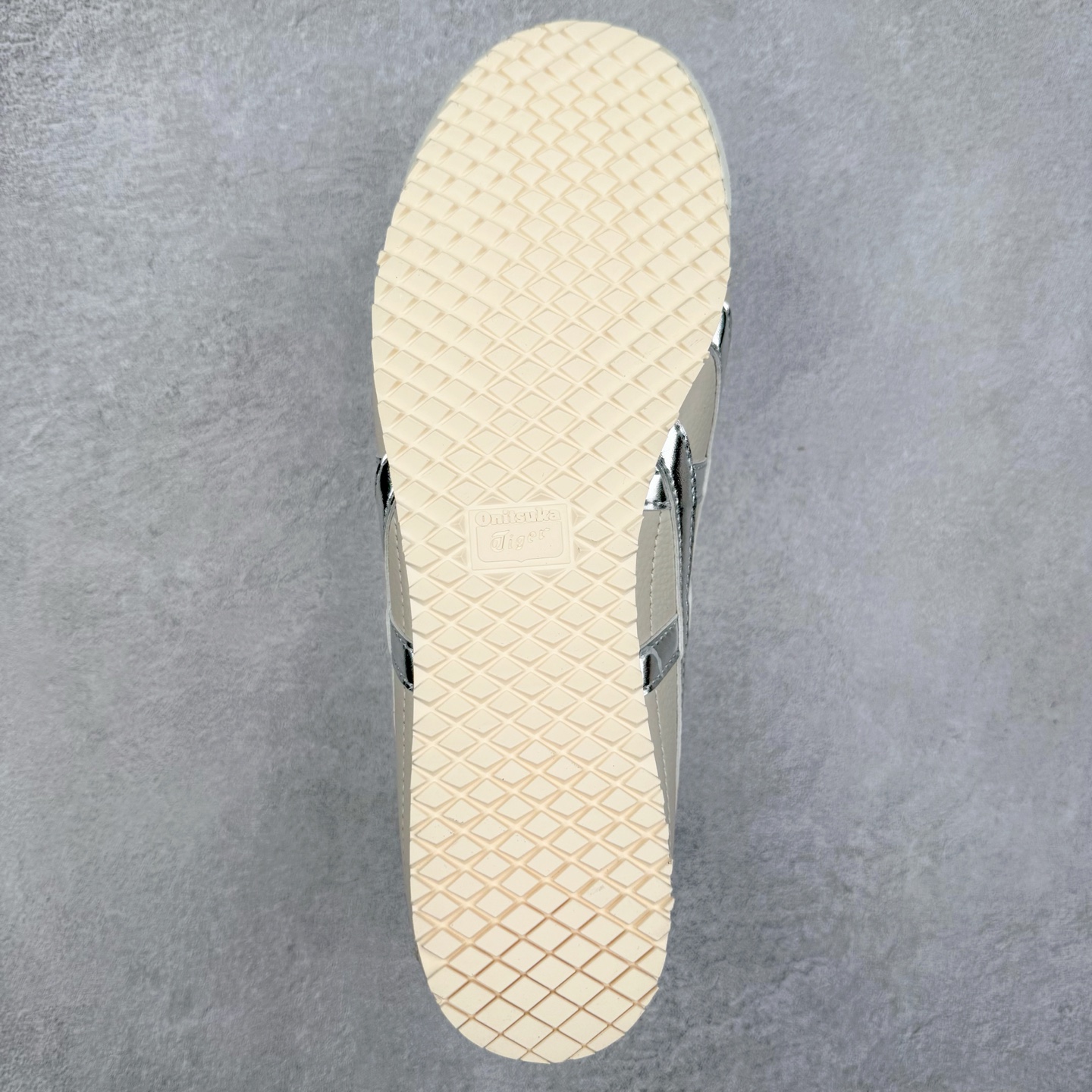 图片[9]-＃C版 Asics Onitsuka Tiger MEXICO 66 亚瑟士鬼冢虎复古经典板鞋 CNY 龙年限定 白红 市场王者选手 海外订单工厂出品 长期生产补货永不断码 超成熟稳定的做工品控 原装全套纸板楦头开发 原汁原味 完美呈现版型 私模正确鞋底咬花纹路 一比一鞋头弧度高度鞋身弧度 绝不口嗨 细节品控鞋型随意秒杀市面 原档咬花纹路私模大底 一个单元有六个三角形 总体形拼接呈现花瓣状 官方四联吊牌 原装Ortholite轻量化鞋垫 原盒原配 质保卡 说明书 钢印防尘纸 纸板中底带钢印 乳胶组合鞋垫 支持全方位的对比专柜 产品从款式颜色造型上体现出追求舒适和细节的完美 鞋类更是推崇手工制作的严谨与完美 融舒适性与可穿性的设计风格 注重细节的完美和别致魅力 既保持稳重 又不失轻松的时尚感 尺码：36 37 37.5 38 39 39.5 40 40.5 41.5 42 42.5 43.5 44 45-选品中心