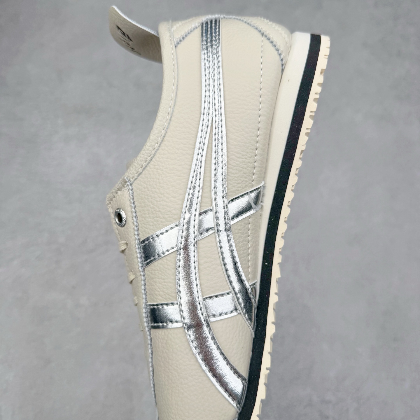 图片[7]-＃C版 Asics Onitsuka Tiger MEXICO 66 亚瑟士鬼冢虎复古经典板鞋 CNY 龙年限定 白红 市场王者选手 海外订单工厂出品 长期生产补货永不断码 超成熟稳定的做工品控 原装全套纸板楦头开发 原汁原味 完美呈现版型 私模正确鞋底咬花纹路 一比一鞋头弧度高度鞋身弧度 绝不口嗨 细节品控鞋型随意秒杀市面 原档咬花纹路私模大底 一个单元有六个三角形 总体形拼接呈现花瓣状 官方四联吊牌 原装Ortholite轻量化鞋垫 原盒原配 质保卡 说明书 钢印防尘纸 纸板中底带钢印 乳胶组合鞋垫 支持全方位的对比专柜 产品从款式颜色造型上体现出追求舒适和细节的完美 鞋类更是推崇手工制作的严谨与完美 融舒适性与可穿性的设计风格 注重细节的完美和别致魅力 既保持稳重 又不失轻松的时尚感 尺码：36 37 37.5 38 39 39.5 40 40.5 41.5 42 42.5 43.5 44 45-选品中心