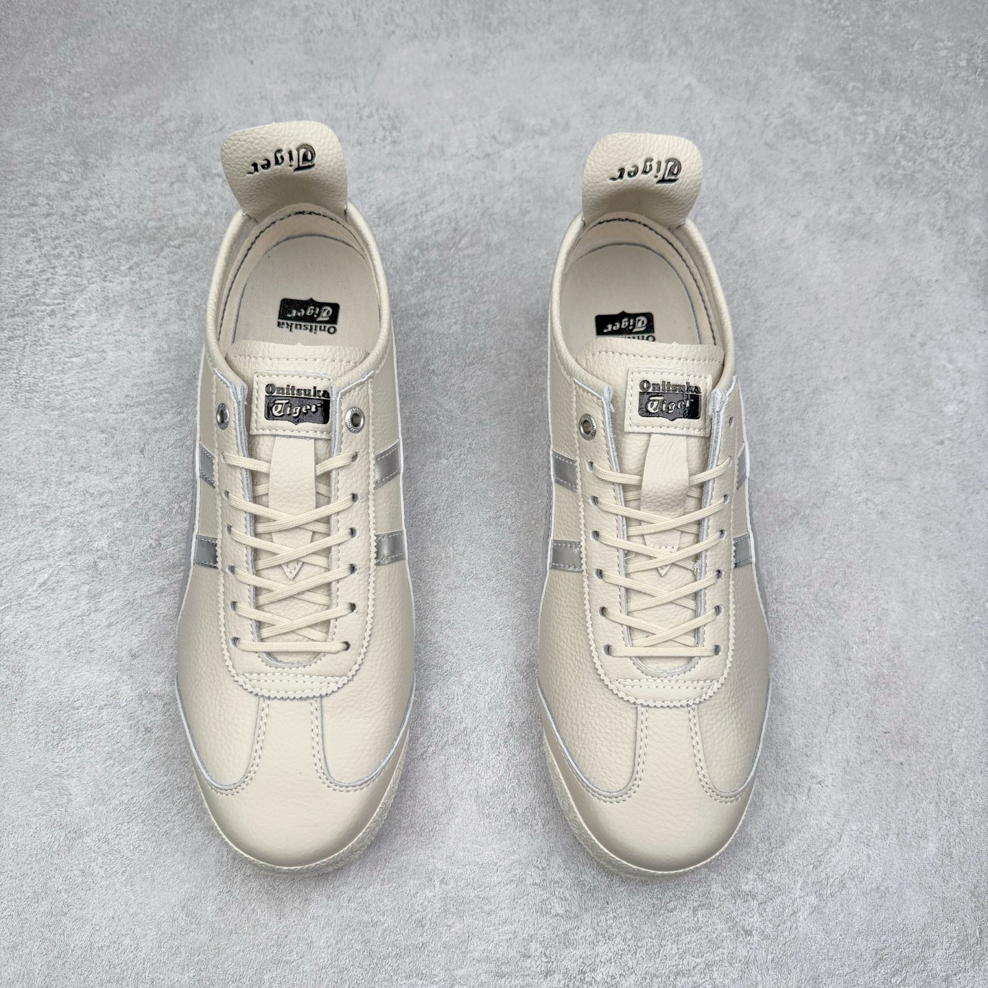 图片[2]-＃C版 Asics Onitsuka Tiger MEXICO 66 亚瑟士鬼冢虎复古经典板鞋 CNY 龙年限定 白红 市场王者选手 海外订单工厂出品 长期生产补货永不断码 超成熟稳定的做工品控 原装全套纸板楦头开发 原汁原味 完美呈现版型 私模正确鞋底咬花纹路 一比一鞋头弧度高度鞋身弧度 绝不口嗨 细节品控鞋型随意秒杀市面 原档咬花纹路私模大底 一个单元有六个三角形 总体形拼接呈现花瓣状 官方四联吊牌 原装Ortholite轻量化鞋垫 原盒原配 质保卡 说明书 钢印防尘纸 纸板中底带钢印 乳胶组合鞋垫 支持全方位的对比专柜 产品从款式颜色造型上体现出追求舒适和细节的完美 鞋类更是推崇手工制作的严谨与完美 融舒适性与可穿性的设计风格 注重细节的完美和别致魅力 既保持稳重 又不失轻松的时尚感 尺码：36 37 37.5 38 39 39.5 40 40.5 41.5 42 42.5 43.5 44 45-选品中心