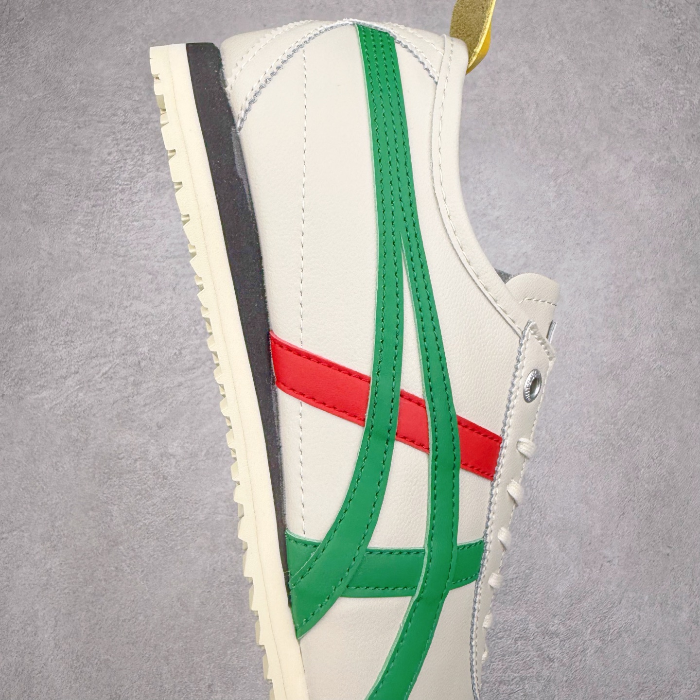 图片[6]-＃C版 Asics Onitsuka Tiger MEXICO 66 亚瑟士鬼冢虎复古经典板鞋 CNY 龙年限定 白红 市场王者选手 海外订单工厂出品 长期生产补货永不断码 超成熟稳定的做工品控 原装全套纸板楦头开发 原汁原味 完美呈现版型 私模正确鞋底咬花纹路 一比一鞋头弧度高度鞋身弧度 绝不口嗨 细节品控鞋型随意秒杀市面 原档咬花纹路私模大底 一个单元有六个三角形 总体形拼接呈现花瓣状 官方四联吊牌 原装Ortholite轻量化鞋垫 原盒原配 质保卡 说明书 钢印防尘纸 纸板中底带钢印 乳胶组合鞋垫 支持全方位的对比专柜 产品从款式颜色造型上体现出追求舒适和细节的完美 鞋类更是推崇手工制作的严谨与完美 融舒适性与可穿性的设计风格 注重细节的完美和别致魅力 既保持稳重 又不失轻松的时尚感 尺码：36 37 37.5 38 39 39.5 40 40.5 41.5 42 42.5 43.5 44 45-选品中心