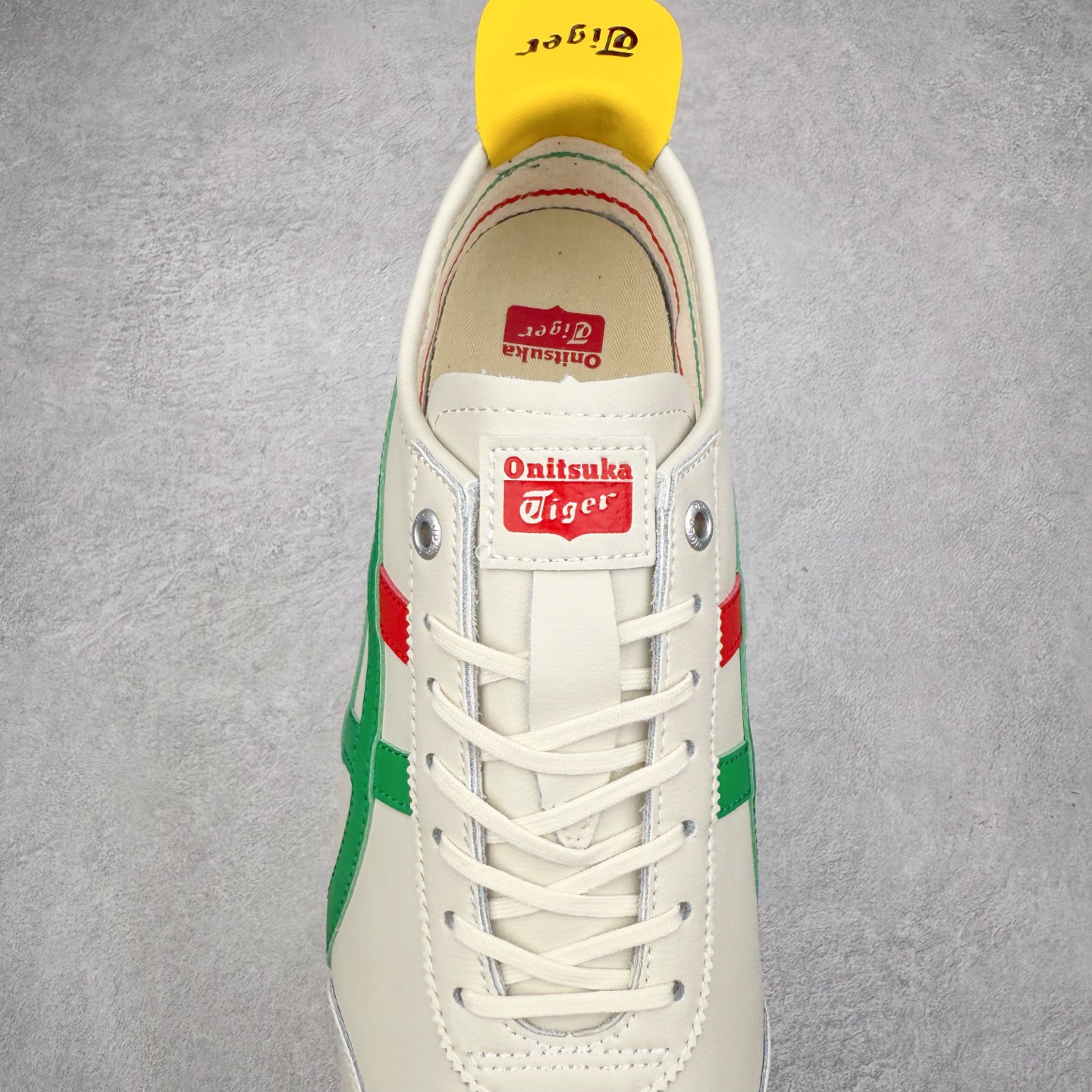 图片[5]-＃C版 Asics Onitsuka Tiger MEXICO 66 亚瑟士鬼冢虎复古经典板鞋 CNY 龙年限定 白红 市场王者选手 海外订单工厂出品 长期生产补货永不断码 超成熟稳定的做工品控 原装全套纸板楦头开发 原汁原味 完美呈现版型 私模正确鞋底咬花纹路 一比一鞋头弧度高度鞋身弧度 绝不口嗨 细节品控鞋型随意秒杀市面 原档咬花纹路私模大底 一个单元有六个三角形 总体形拼接呈现花瓣状 官方四联吊牌 原装Ortholite轻量化鞋垫 原盒原配 质保卡 说明书 钢印防尘纸 纸板中底带钢印 乳胶组合鞋垫 支持全方位的对比专柜 产品从款式颜色造型上体现出追求舒适和细节的完美 鞋类更是推崇手工制作的严谨与完美 融舒适性与可穿性的设计风格 注重细节的完美和别致魅力 既保持稳重 又不失轻松的时尚感 尺码：36 37 37.5 38 39 39.5 40 40.5 41.5 42 42.5 43.5 44 45-选品中心