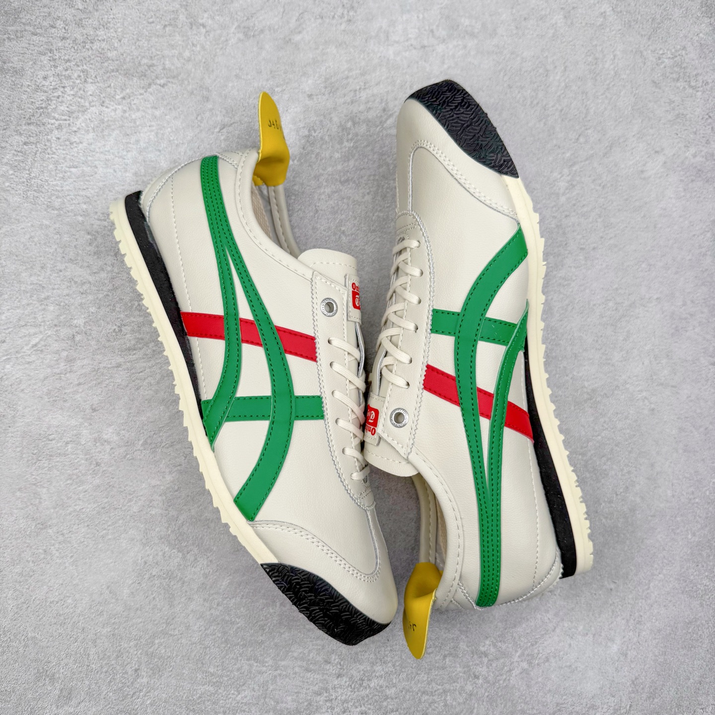 图片[3]-＃C版 Asics Onitsuka Tiger MEXICO 66 亚瑟士鬼冢虎复古经典板鞋 CNY 龙年限定 白红 市场王者选手 海外订单工厂出品 长期生产补货永不断码 超成熟稳定的做工品控 原装全套纸板楦头开发 原汁原味 完美呈现版型 私模正确鞋底咬花纹路 一比一鞋头弧度高度鞋身弧度 绝不口嗨 细节品控鞋型随意秒杀市面 原档咬花纹路私模大底 一个单元有六个三角形 总体形拼接呈现花瓣状 官方四联吊牌 原装Ortholite轻量化鞋垫 原盒原配 质保卡 说明书 钢印防尘纸 纸板中底带钢印 乳胶组合鞋垫 支持全方位的对比专柜 产品从款式颜色造型上体现出追求舒适和细节的完美 鞋类更是推崇手工制作的严谨与完美 融舒适性与可穿性的设计风格 注重细节的完美和别致魅力 既保持稳重 又不失轻松的时尚感 尺码：36 37 37.5 38 39 39.5 40 40.5 41.5 42 42.5 43.5 44 45-选品中心