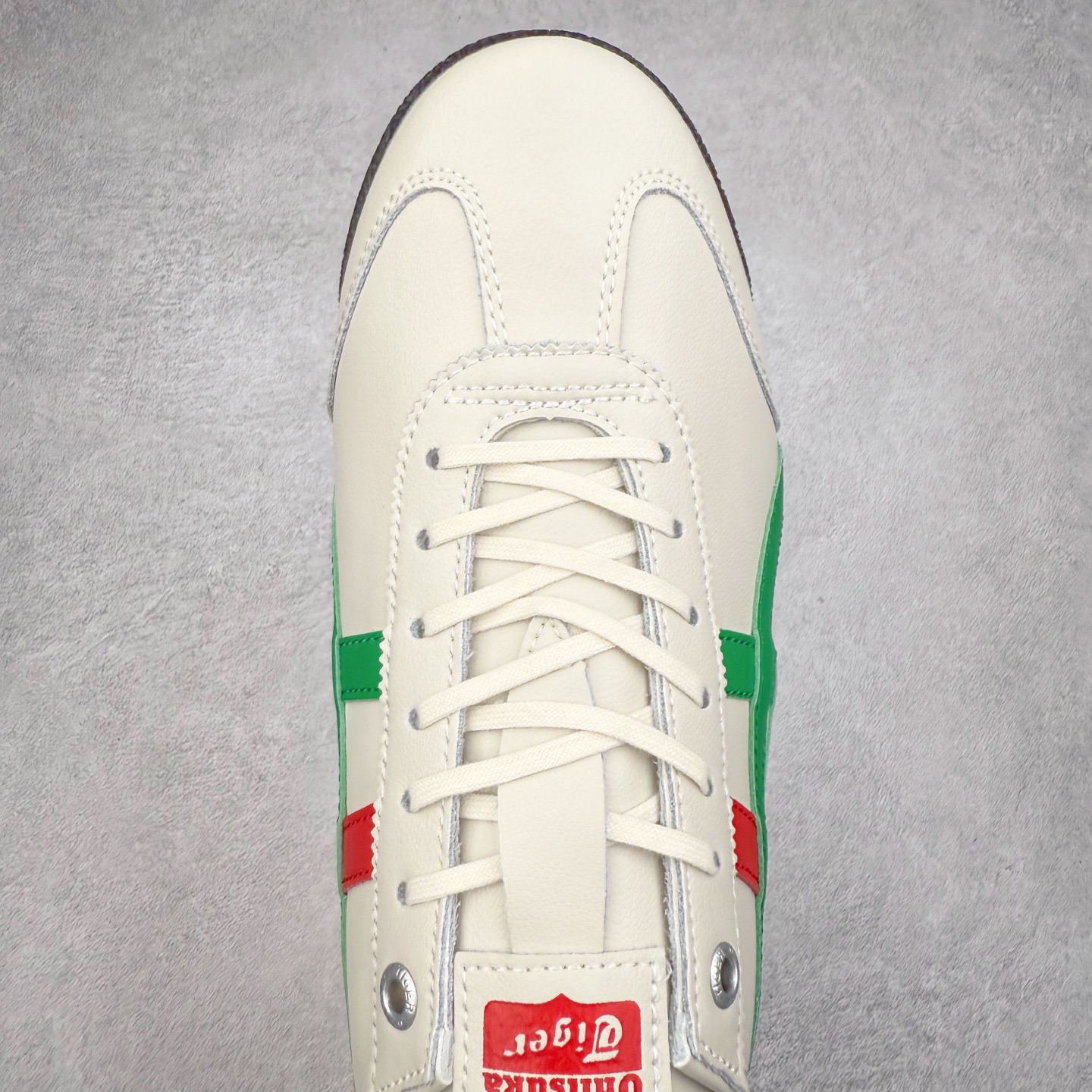 图片[4]-＃C版 Asics Onitsuka Tiger MEXICO 66 亚瑟士鬼冢虎复古经典板鞋 CNY 龙年限定 白红 市场王者选手 海外订单工厂出品 长期生产补货永不断码 超成熟稳定的做工品控 原装全套纸板楦头开发 原汁原味 完美呈现版型 私模正确鞋底咬花纹路 一比一鞋头弧度高度鞋身弧度 绝不口嗨 细节品控鞋型随意秒杀市面 原档咬花纹路私模大底 一个单元有六个三角形 总体形拼接呈现花瓣状 官方四联吊牌 原装Ortholite轻量化鞋垫 原盒原配 质保卡 说明书 钢印防尘纸 纸板中底带钢印 乳胶组合鞋垫 支持全方位的对比专柜 产品从款式颜色造型上体现出追求舒适和细节的完美 鞋类更是推崇手工制作的严谨与完美 融舒适性与可穿性的设计风格 注重细节的完美和别致魅力 既保持稳重 又不失轻松的时尚感 尺码：36 37 37.5 38 39 39.5 40 40.5 41.5 42 42.5 43.5 44 45-选品中心