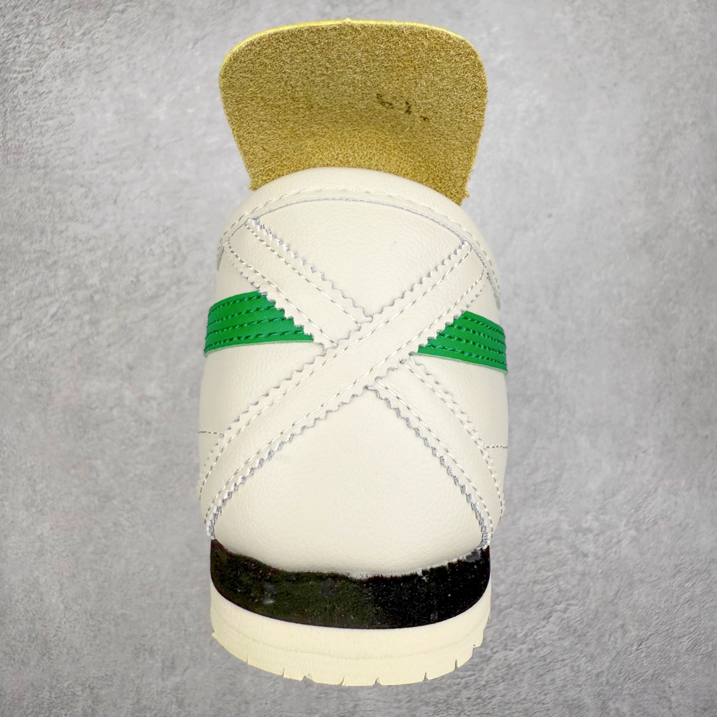 图片[8]-＃C版 Asics Onitsuka Tiger MEXICO 66 亚瑟士鬼冢虎复古经典板鞋 CNY 龙年限定 白红 市场王者选手 海外订单工厂出品 长期生产补货永不断码 超成熟稳定的做工品控 原装全套纸板楦头开发 原汁原味 完美呈现版型 私模正确鞋底咬花纹路 一比一鞋头弧度高度鞋身弧度 绝不口嗨 细节品控鞋型随意秒杀市面 原档咬花纹路私模大底 一个单元有六个三角形 总体形拼接呈现花瓣状 官方四联吊牌 原装Ortholite轻量化鞋垫 原盒原配 质保卡 说明书 钢印防尘纸 纸板中底带钢印 乳胶组合鞋垫 支持全方位的对比专柜 产品从款式颜色造型上体现出追求舒适和细节的完美 鞋类更是推崇手工制作的严谨与完美 融舒适性与可穿性的设计风格 注重细节的完美和别致魅力 既保持稳重 又不失轻松的时尚感 尺码：36 37 37.5 38 39 39.5 40 40.5 41.5 42 42.5 43.5 44 45-选品中心