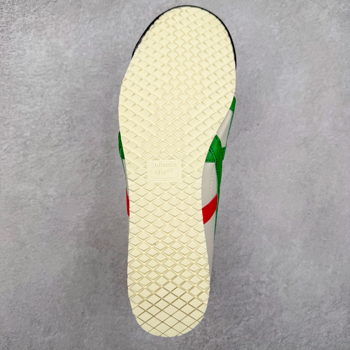 图片[9]-＃C版 Asics Onitsuka Tiger MEXICO 66 亚瑟士鬼冢虎复古经典板鞋 CNY 龙年限定 白红 市场王者选手 海外订单工厂出品 长期生产补货永不断码 超成熟稳定的做工品控 原装全套纸板楦头开发 原汁原味 完美呈现版型 私模正确鞋底咬花纹路 一比一鞋头弧度高度鞋身弧度 绝不口嗨 细节品控鞋型随意秒杀市面 原档咬花纹路私模大底 一个单元有六个三角形 总体形拼接呈现花瓣状 官方四联吊牌 原装Ortholite轻量化鞋垫 原盒原配 质保卡 说明书 钢印防尘纸 纸板中底带钢印 乳胶组合鞋垫 支持全方位的对比专柜 产品从款式颜色造型上体现出追求舒适和细节的完美 鞋类更是推崇手工制作的严谨与完美 融舒适性与可穿性的设计风格 注重细节的完美和别致魅力 既保持稳重 又不失轻松的时尚感 尺码：36 37 37.5 38 39 39.5 40 40.5 41.5 42 42.5 43.5 44 45-选品中心