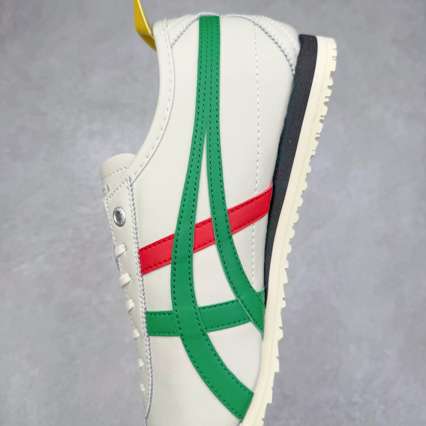 图片[7]-＃C版 Asics Onitsuka Tiger MEXICO 66 亚瑟士鬼冢虎复古经典板鞋 CNY 龙年限定 白红 市场王者选手 海外订单工厂出品 长期生产补货永不断码 超成熟稳定的做工品控 原装全套纸板楦头开发 原汁原味 完美呈现版型 私模正确鞋底咬花纹路 一比一鞋头弧度高度鞋身弧度 绝不口嗨 细节品控鞋型随意秒杀市面 原档咬花纹路私模大底 一个单元有六个三角形 总体形拼接呈现花瓣状 官方四联吊牌 原装Ortholite轻量化鞋垫 原盒原配 质保卡 说明书 钢印防尘纸 纸板中底带钢印 乳胶组合鞋垫 支持全方位的对比专柜 产品从款式颜色造型上体现出追求舒适和细节的完美 鞋类更是推崇手工制作的严谨与完美 融舒适性与可穿性的设计风格 注重细节的完美和别致魅力 既保持稳重 又不失轻松的时尚感 尺码：36 37 37.5 38 39 39.5 40 40.5 41.5 42 42.5 43.5 44 45-选品中心