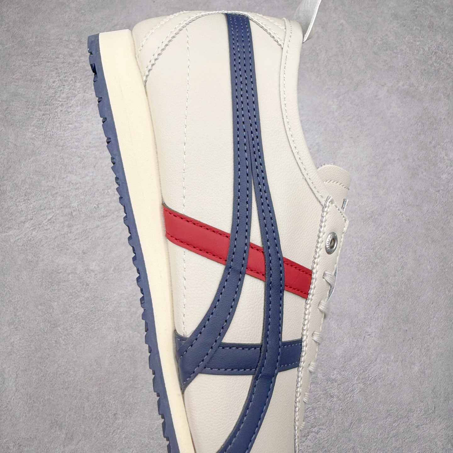 图片[6]-＃C版 Asics Onitsuka Tiger MEXICO 66 亚瑟士鬼冢虎复古经典板鞋 CNY 龙年限定 白红 市场王者选手 海外订单工厂出品 长期生产补货永不断码 超成熟稳定的做工品控 原装全套纸板楦头开发 原汁原味 完美呈现版型 私模正确鞋底咬花纹路 一比一鞋头弧度高度鞋身弧度 绝不口嗨 细节品控鞋型随意秒杀市面 原档咬花纹路私模大底 一个单元有六个三角形 总体形拼接呈现花瓣状 官方四联吊牌 原装Ortholite轻量化鞋垫 原盒原配 质保卡 说明书 钢印防尘纸 纸板中底带钢印 乳胶组合鞋垫 支持全方位的对比专柜 产品从款式颜色造型上体现出追求舒适和细节的完美 鞋类更是推崇手工制作的严谨与完美 融舒适性与可穿性的设计风格 注重细节的完美和别致魅力 既保持稳重 又不失轻松的时尚感 尺码：36 37 37.5 38 39 39.5 40 40.5 41.5 42 42.5 43.5 44 45-选品中心