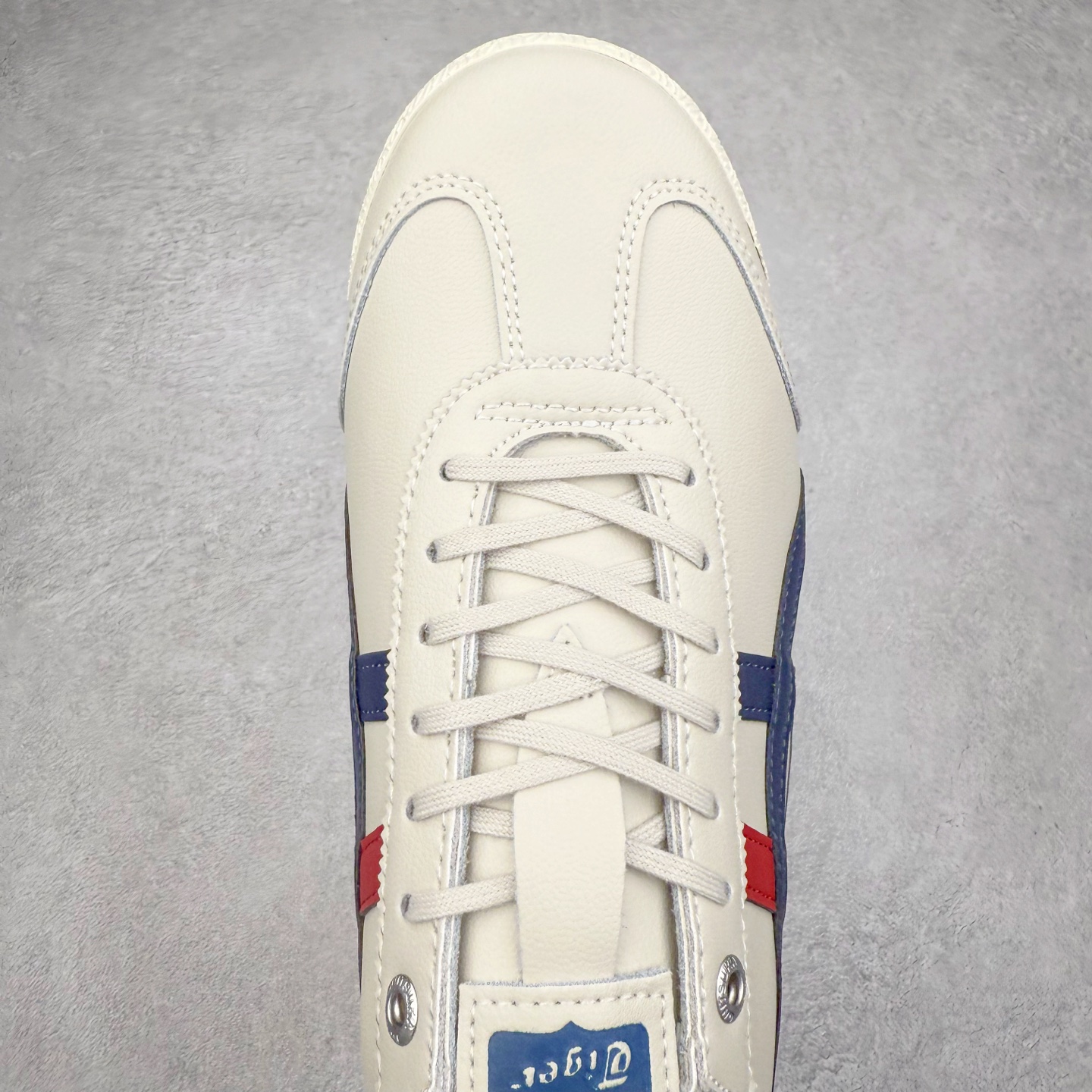 图片[4]-＃C版 Asics Onitsuka Tiger MEXICO 66 亚瑟士鬼冢虎复古经典板鞋 CNY 龙年限定 白红 市场王者选手 海外订单工厂出品 长期生产补货永不断码 超成熟稳定的做工品控 原装全套纸板楦头开发 原汁原味 完美呈现版型 私模正确鞋底咬花纹路 一比一鞋头弧度高度鞋身弧度 绝不口嗨 细节品控鞋型随意秒杀市面 原档咬花纹路私模大底 一个单元有六个三角形 总体形拼接呈现花瓣状 官方四联吊牌 原装Ortholite轻量化鞋垫 原盒原配 质保卡 说明书 钢印防尘纸 纸板中底带钢印 乳胶组合鞋垫 支持全方位的对比专柜 产品从款式颜色造型上体现出追求舒适和细节的完美 鞋类更是推崇手工制作的严谨与完美 融舒适性与可穿性的设计风格 注重细节的完美和别致魅力 既保持稳重 又不失轻松的时尚感 尺码：36 37 37.5 38 39 39.5 40 40.5 41.5 42 42.5 43.5 44 45-选品中心