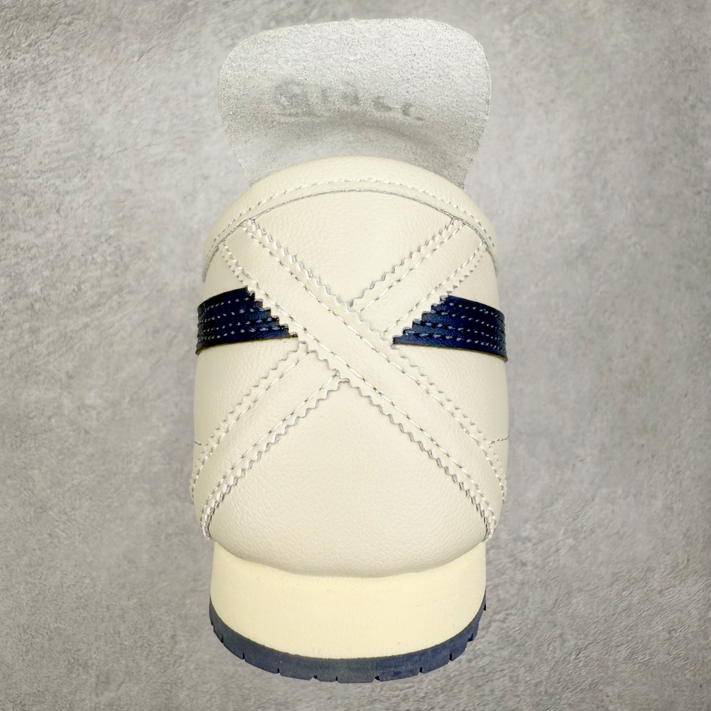 图片[8]-＃C版 Asics Onitsuka Tiger MEXICO 66 亚瑟士鬼冢虎复古经典板鞋 CNY 龙年限定 白红 市场王者选手 海外订单工厂出品 长期生产补货永不断码 超成熟稳定的做工品控 原装全套纸板楦头开发 原汁原味 完美呈现版型 私模正确鞋底咬花纹路 一比一鞋头弧度高度鞋身弧度 绝不口嗨 细节品控鞋型随意秒杀市面 原档咬花纹路私模大底 一个单元有六个三角形 总体形拼接呈现花瓣状 官方四联吊牌 原装Ortholite轻量化鞋垫 原盒原配 质保卡 说明书 钢印防尘纸 纸板中底带钢印 乳胶组合鞋垫 支持全方位的对比专柜 产品从款式颜色造型上体现出追求舒适和细节的完美 鞋类更是推崇手工制作的严谨与完美 融舒适性与可穿性的设计风格 注重细节的完美和别致魅力 既保持稳重 又不失轻松的时尚感 尺码：36 37 37.5 38 39 39.5 40 40.5 41.5 42 42.5 43.5 44 45-选品中心