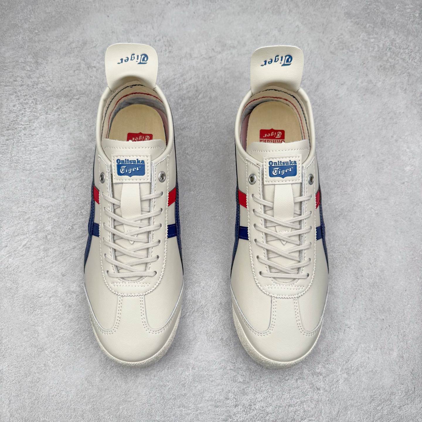 图片[2]-＃C版 Asics Onitsuka Tiger MEXICO 66 亚瑟士鬼冢虎复古经典板鞋 CNY 龙年限定 白红 市场王者选手 海外订单工厂出品 长期生产补货永不断码 超成熟稳定的做工品控 原装全套纸板楦头开发 原汁原味 完美呈现版型 私模正确鞋底咬花纹路 一比一鞋头弧度高度鞋身弧度 绝不口嗨 细节品控鞋型随意秒杀市面 原档咬花纹路私模大底 一个单元有六个三角形 总体形拼接呈现花瓣状 官方四联吊牌 原装Ortholite轻量化鞋垫 原盒原配 质保卡 说明书 钢印防尘纸 纸板中底带钢印 乳胶组合鞋垫 支持全方位的对比专柜 产品从款式颜色造型上体现出追求舒适和细节的完美 鞋类更是推崇手工制作的严谨与完美 融舒适性与可穿性的设计风格 注重细节的完美和别致魅力 既保持稳重 又不失轻松的时尚感 尺码：36 37 37.5 38 39 39.5 40 40.5 41.5 42 42.5 43.5 44 45-选品中心