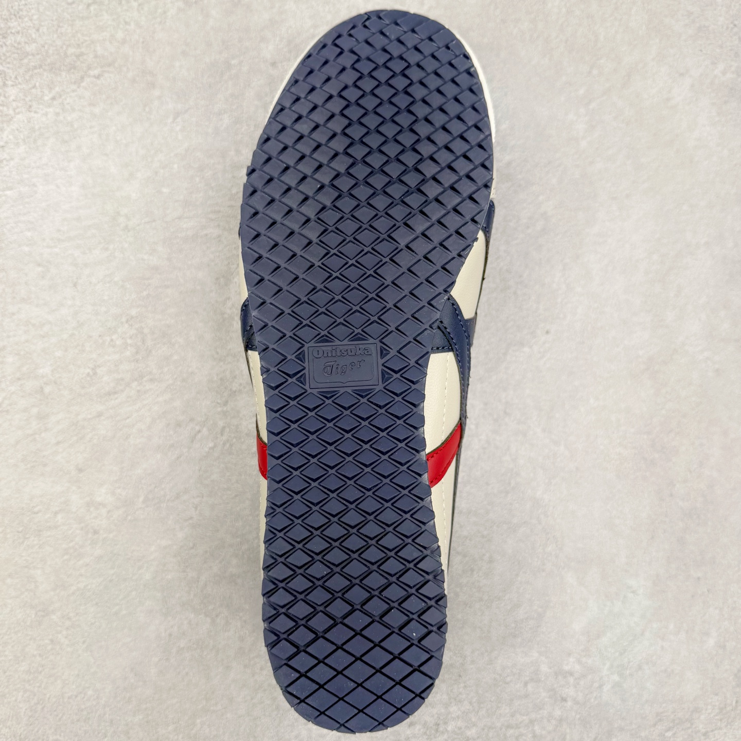 图片[9]-＃C版 Asics Onitsuka Tiger MEXICO 66 亚瑟士鬼冢虎复古经典板鞋 CNY 龙年限定 白红 市场王者选手 海外订单工厂出品 长期生产补货永不断码 超成熟稳定的做工品控 原装全套纸板楦头开发 原汁原味 完美呈现版型 私模正确鞋底咬花纹路 一比一鞋头弧度高度鞋身弧度 绝不口嗨 细节品控鞋型随意秒杀市面 原档咬花纹路私模大底 一个单元有六个三角形 总体形拼接呈现花瓣状 官方四联吊牌 原装Ortholite轻量化鞋垫 原盒原配 质保卡 说明书 钢印防尘纸 纸板中底带钢印 乳胶组合鞋垫 支持全方位的对比专柜 产品从款式颜色造型上体现出追求舒适和细节的完美 鞋类更是推崇手工制作的严谨与完美 融舒适性与可穿性的设计风格 注重细节的完美和别致魅力 既保持稳重 又不失轻松的时尚感 尺码：36 37 37.5 38 39 39.5 40 40.5 41.5 42 42.5 43.5 44 45-选品中心