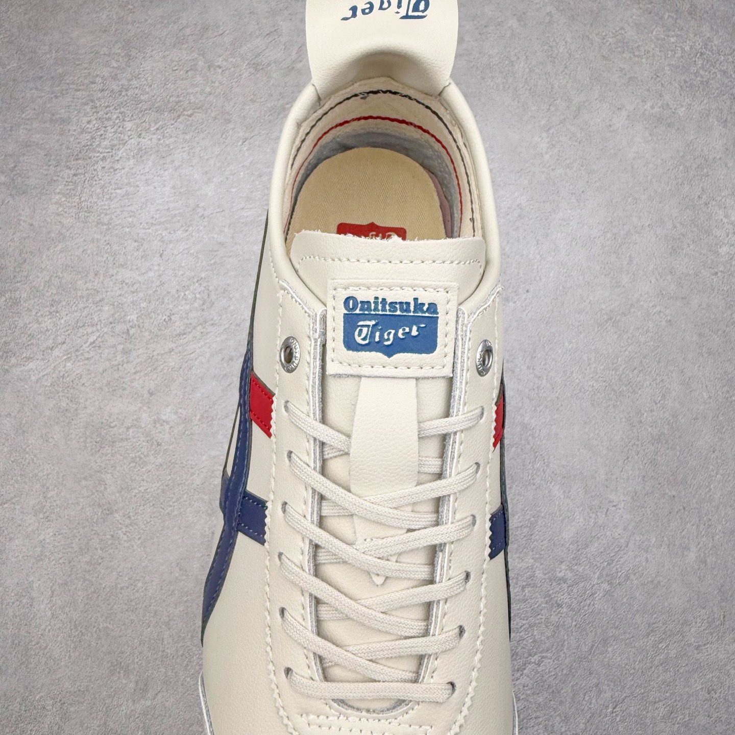 图片[5]-＃C版 Asics Onitsuka Tiger MEXICO 66 亚瑟士鬼冢虎复古经典板鞋 CNY 龙年限定 白红 市场王者选手 海外订单工厂出品 长期生产补货永不断码 超成熟稳定的做工品控 原装全套纸板楦头开发 原汁原味 完美呈现版型 私模正确鞋底咬花纹路 一比一鞋头弧度高度鞋身弧度 绝不口嗨 细节品控鞋型随意秒杀市面 原档咬花纹路私模大底 一个单元有六个三角形 总体形拼接呈现花瓣状 官方四联吊牌 原装Ortholite轻量化鞋垫 原盒原配 质保卡 说明书 钢印防尘纸 纸板中底带钢印 乳胶组合鞋垫 支持全方位的对比专柜 产品从款式颜色造型上体现出追求舒适和细节的完美 鞋类更是推崇手工制作的严谨与完美 融舒适性与可穿性的设计风格 注重细节的完美和别致魅力 既保持稳重 又不失轻松的时尚感 尺码：36 37 37.5 38 39 39.5 40 40.5 41.5 42 42.5 43.5 44 45-选品中心