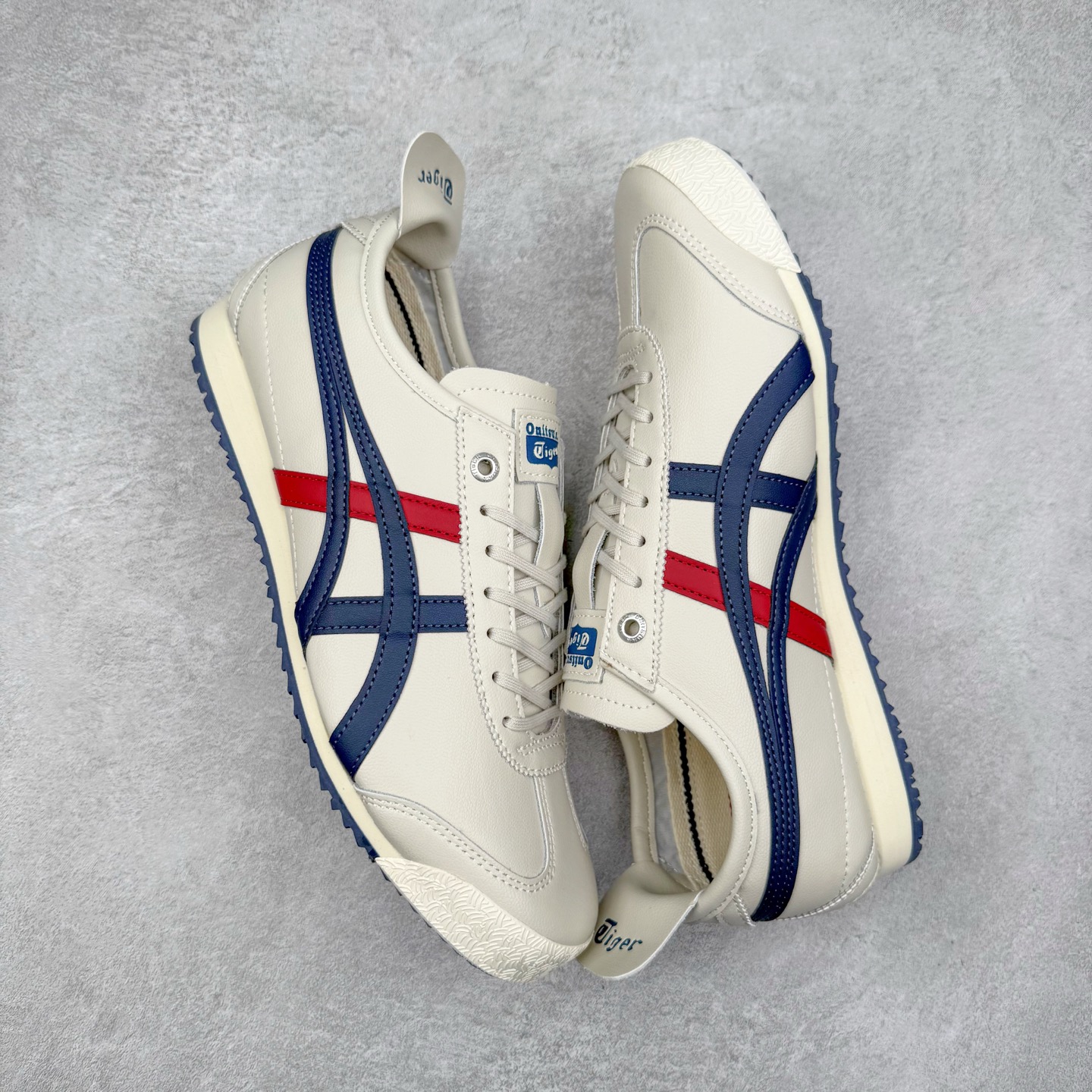 图片[3]-＃C版 Asics Onitsuka Tiger MEXICO 66 亚瑟士鬼冢虎复古经典板鞋 CNY 龙年限定 白红 市场王者选手 海外订单工厂出品 长期生产补货永不断码 超成熟稳定的做工品控 原装全套纸板楦头开发 原汁原味 完美呈现版型 私模正确鞋底咬花纹路 一比一鞋头弧度高度鞋身弧度 绝不口嗨 细节品控鞋型随意秒杀市面 原档咬花纹路私模大底 一个单元有六个三角形 总体形拼接呈现花瓣状 官方四联吊牌 原装Ortholite轻量化鞋垫 原盒原配 质保卡 说明书 钢印防尘纸 纸板中底带钢印 乳胶组合鞋垫 支持全方位的对比专柜 产品从款式颜色造型上体现出追求舒适和细节的完美 鞋类更是推崇手工制作的严谨与完美 融舒适性与可穿性的设计风格 注重细节的完美和别致魅力 既保持稳重 又不失轻松的时尚感 尺码：36 37 37.5 38 39 39.5 40 40.5 41.5 42 42.5 43.5 44 45-选品中心