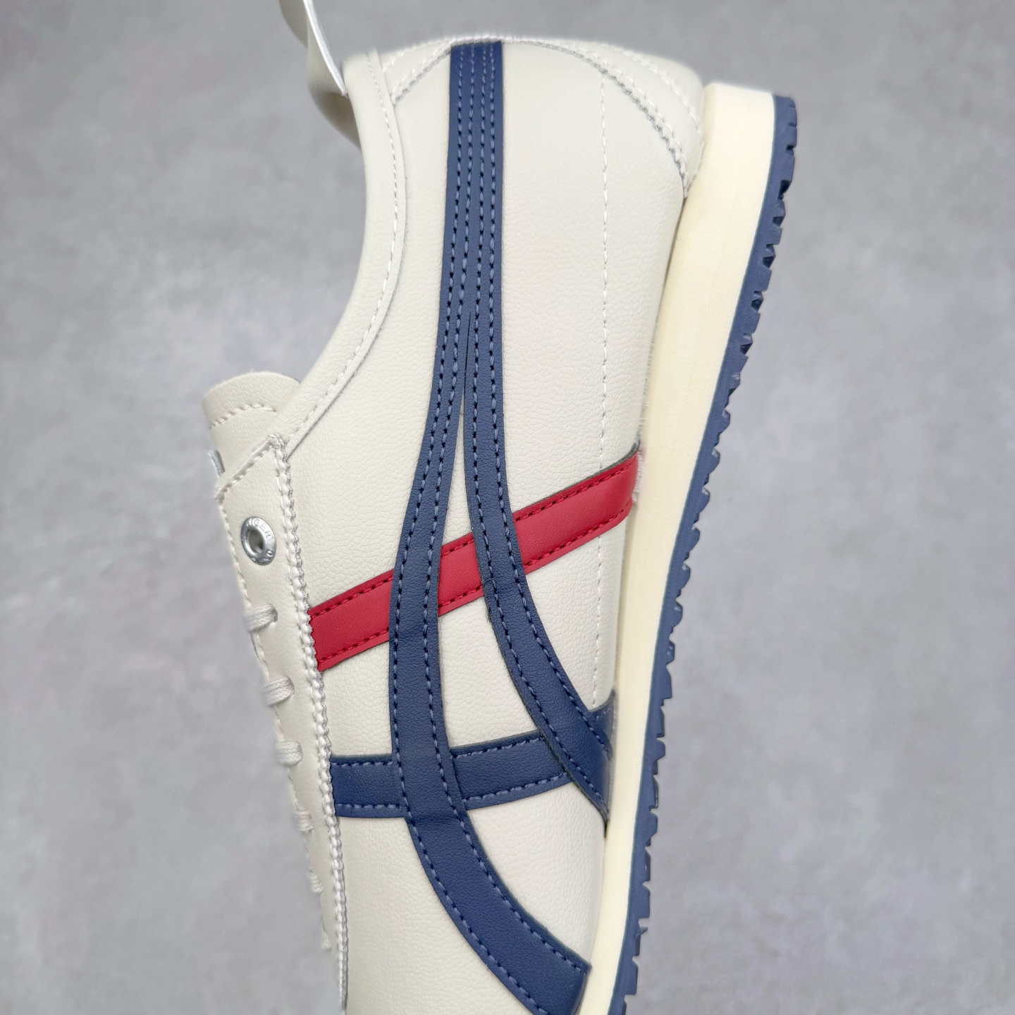 图片[7]-＃C版 Asics Onitsuka Tiger MEXICO 66 亚瑟士鬼冢虎复古经典板鞋 CNY 龙年限定 白红 市场王者选手 海外订单工厂出品 长期生产补货永不断码 超成熟稳定的做工品控 原装全套纸板楦头开发 原汁原味 完美呈现版型 私模正确鞋底咬花纹路 一比一鞋头弧度高度鞋身弧度 绝不口嗨 细节品控鞋型随意秒杀市面 原档咬花纹路私模大底 一个单元有六个三角形 总体形拼接呈现花瓣状 官方四联吊牌 原装Ortholite轻量化鞋垫 原盒原配 质保卡 说明书 钢印防尘纸 纸板中底带钢印 乳胶组合鞋垫 支持全方位的对比专柜 产品从款式颜色造型上体现出追求舒适和细节的完美 鞋类更是推崇手工制作的严谨与完美 融舒适性与可穿性的设计风格 注重细节的完美和别致魅力 既保持稳重 又不失轻松的时尚感 尺码：36 37 37.5 38 39 39.5 40 40.5 41.5 42 42.5 43.5 44 45-选品中心