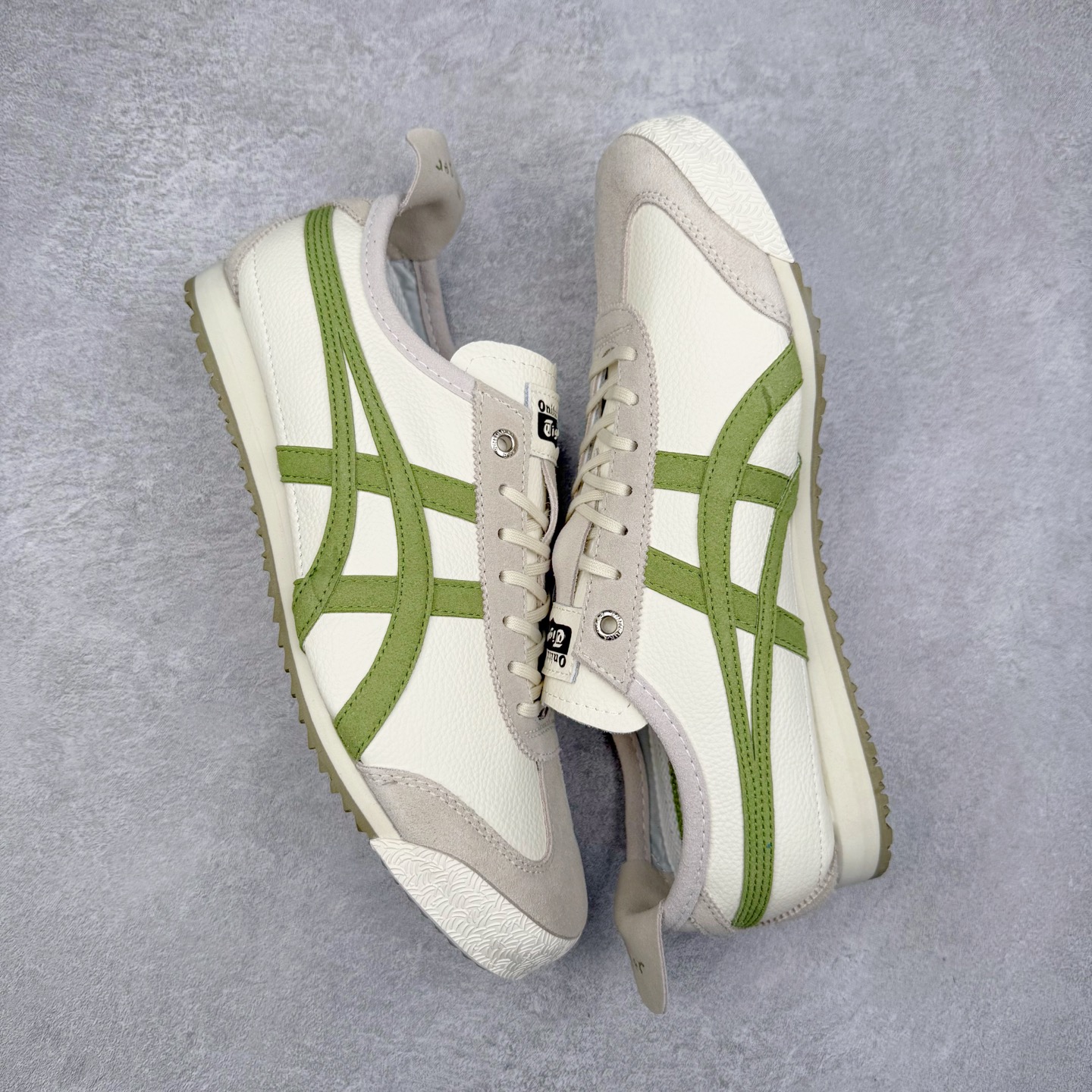 图片[3]-＃C版 Asics Onitsuka Tiger MEXICO 66 亚瑟士鬼冢虎复古经典板鞋 CNY 龙年限定 白红 市场王者选手 海外订单工厂出品 长期生产补货永不断码 超成熟稳定的做工品控 原装全套纸板楦头开发 原汁原味 完美呈现版型 私模正确鞋底咬花纹路 一比一鞋头弧度高度鞋身弧度 绝不口嗨 细节品控鞋型随意秒杀市面 原档咬花纹路私模大底 一个单元有六个三角形 总体形拼接呈现花瓣状 官方四联吊牌 原装Ortholite轻量化鞋垫 原盒原配 质保卡 说明书 钢印防尘纸 纸板中底带钢印 乳胶组合鞋垫 支持全方位的对比专柜 产品从款式颜色造型上体现出追求舒适和细节的完美 鞋类更是推崇手工制作的严谨与完美 融舒适性与可穿性的设计风格 注重细节的完美和别致魅力 既保持稳重 又不失轻松的时尚感 尺码：36 37 37.5 38 39 39.5 40 40.5 41.5 42 42.5 43.5 44 45-选品中心