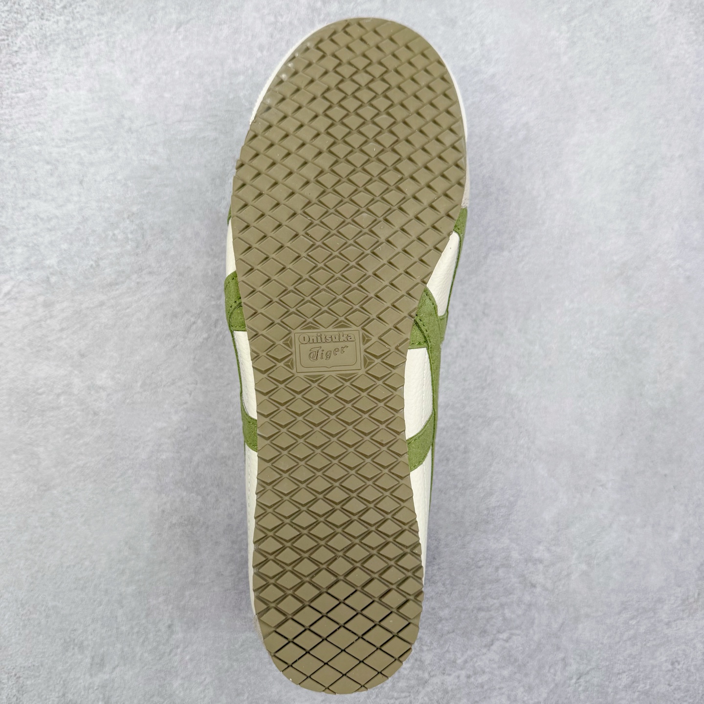 图片[9]-＃C版 Asics Onitsuka Tiger MEXICO 66 亚瑟士鬼冢虎复古经典板鞋 CNY 龙年限定 白红 市场王者选手 海外订单工厂出品 长期生产补货永不断码 超成熟稳定的做工品控 原装全套纸板楦头开发 原汁原味 完美呈现版型 私模正确鞋底咬花纹路 一比一鞋头弧度高度鞋身弧度 绝不口嗨 细节品控鞋型随意秒杀市面 原档咬花纹路私模大底 一个单元有六个三角形 总体形拼接呈现花瓣状 官方四联吊牌 原装Ortholite轻量化鞋垫 原盒原配 质保卡 说明书 钢印防尘纸 纸板中底带钢印 乳胶组合鞋垫 支持全方位的对比专柜 产品从款式颜色造型上体现出追求舒适和细节的完美 鞋类更是推崇手工制作的严谨与完美 融舒适性与可穿性的设计风格 注重细节的完美和别致魅力 既保持稳重 又不失轻松的时尚感 尺码：36 37 37.5 38 39 39.5 40 40.5 41.5 42 42.5 43.5 44 45-选品中心