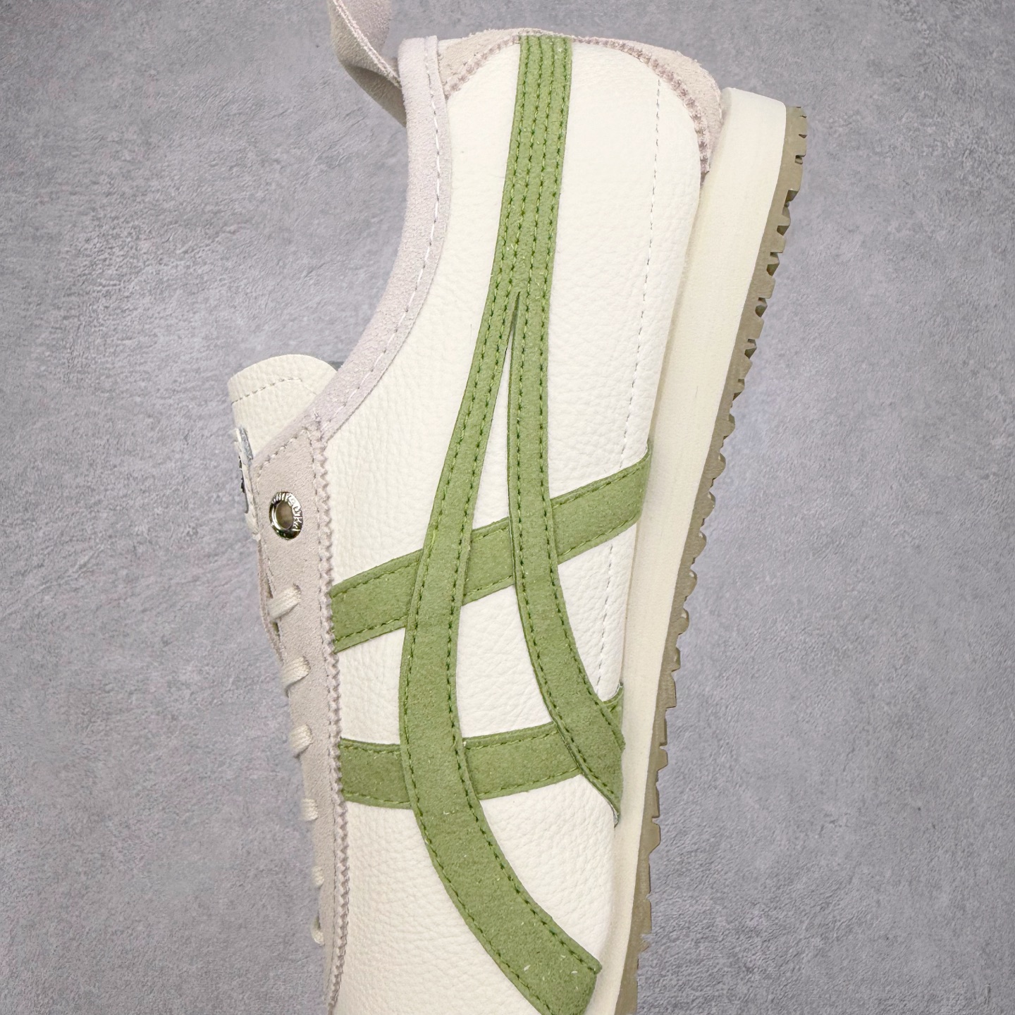 图片[7]-＃C版 Asics Onitsuka Tiger MEXICO 66 亚瑟士鬼冢虎复古经典板鞋 CNY 龙年限定 白红 市场王者选手 海外订单工厂出品 长期生产补货永不断码 超成熟稳定的做工品控 原装全套纸板楦头开发 原汁原味 完美呈现版型 私模正确鞋底咬花纹路 一比一鞋头弧度高度鞋身弧度 绝不口嗨 细节品控鞋型随意秒杀市面 原档咬花纹路私模大底 一个单元有六个三角形 总体形拼接呈现花瓣状 官方四联吊牌 原装Ortholite轻量化鞋垫 原盒原配 质保卡 说明书 钢印防尘纸 纸板中底带钢印 乳胶组合鞋垫 支持全方位的对比专柜 产品从款式颜色造型上体现出追求舒适和细节的完美 鞋类更是推崇手工制作的严谨与完美 融舒适性与可穿性的设计风格 注重细节的完美和别致魅力 既保持稳重 又不失轻松的时尚感 尺码：36 37 37.5 38 39 39.5 40 40.5 41.5 42 42.5 43.5 44 45-选品中心